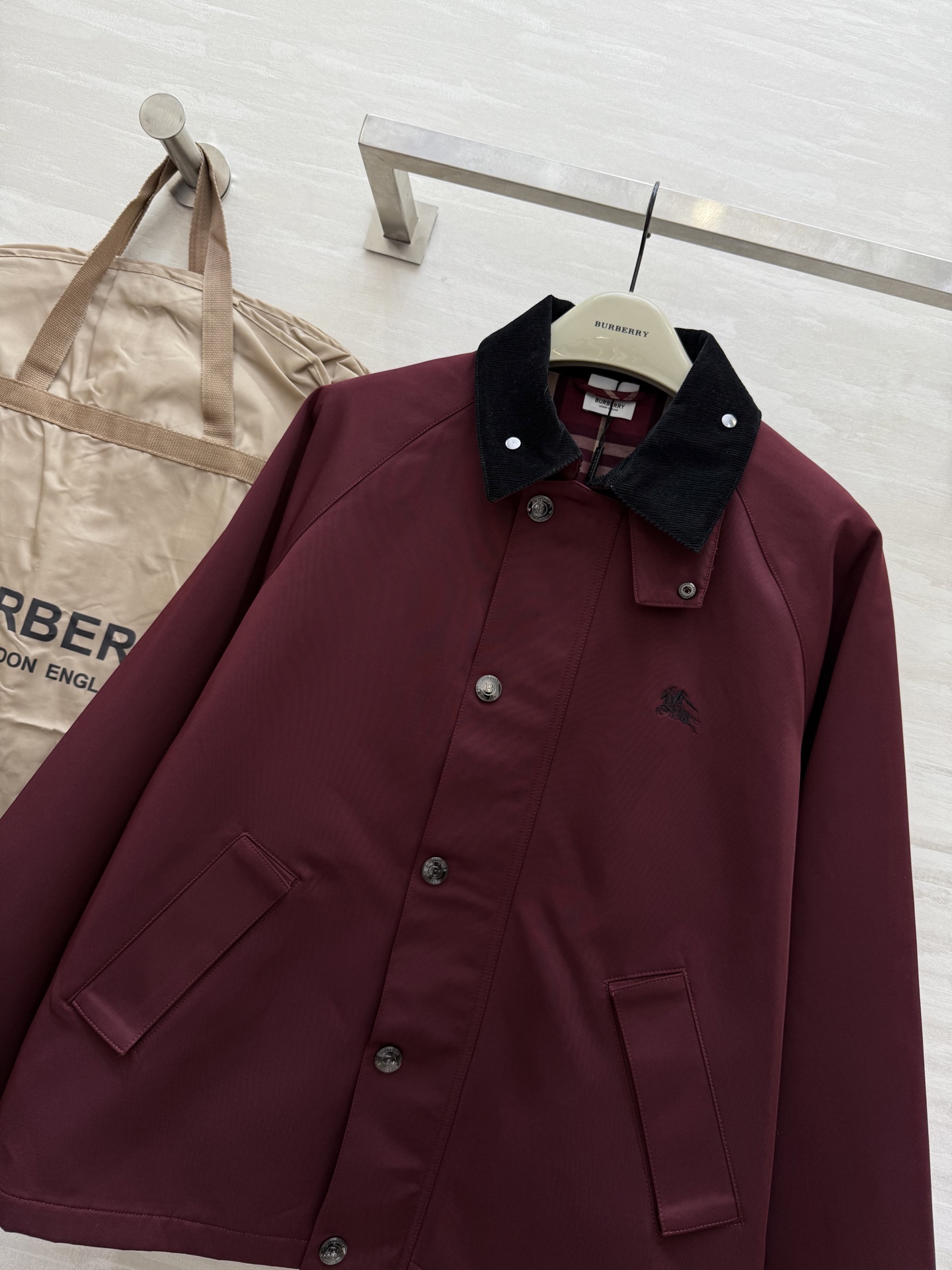 #Burberr♡²⁵早秋新款 猎装派克外套 经典格纹内里 火龙果色外套 复古与时尚并存 百搭又耐看 高