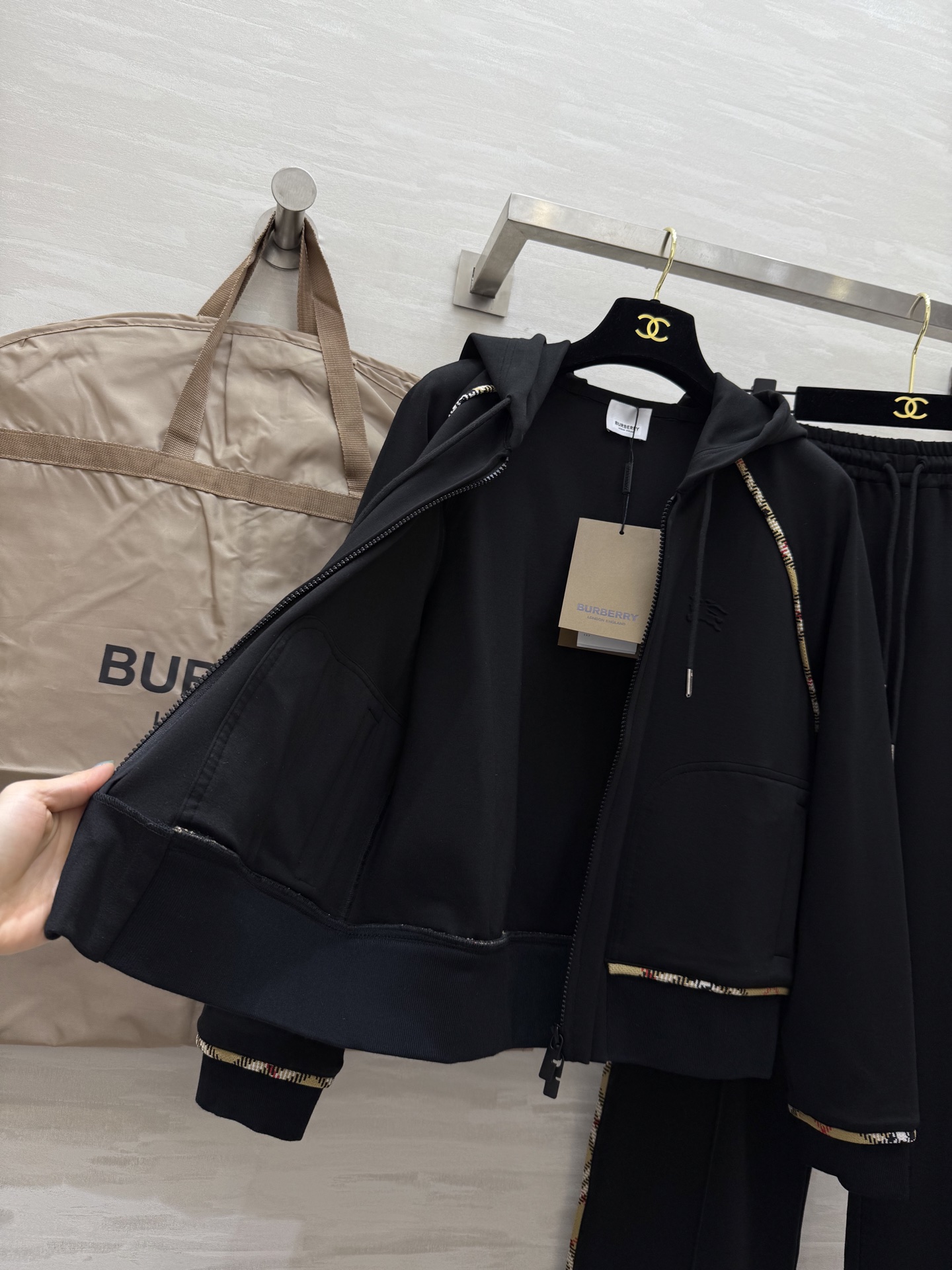 #Burberr♡²⁵秋冬新款 连帽休闲套装 高品质定制 现货首发size：S/M/L（s码胸围：98，