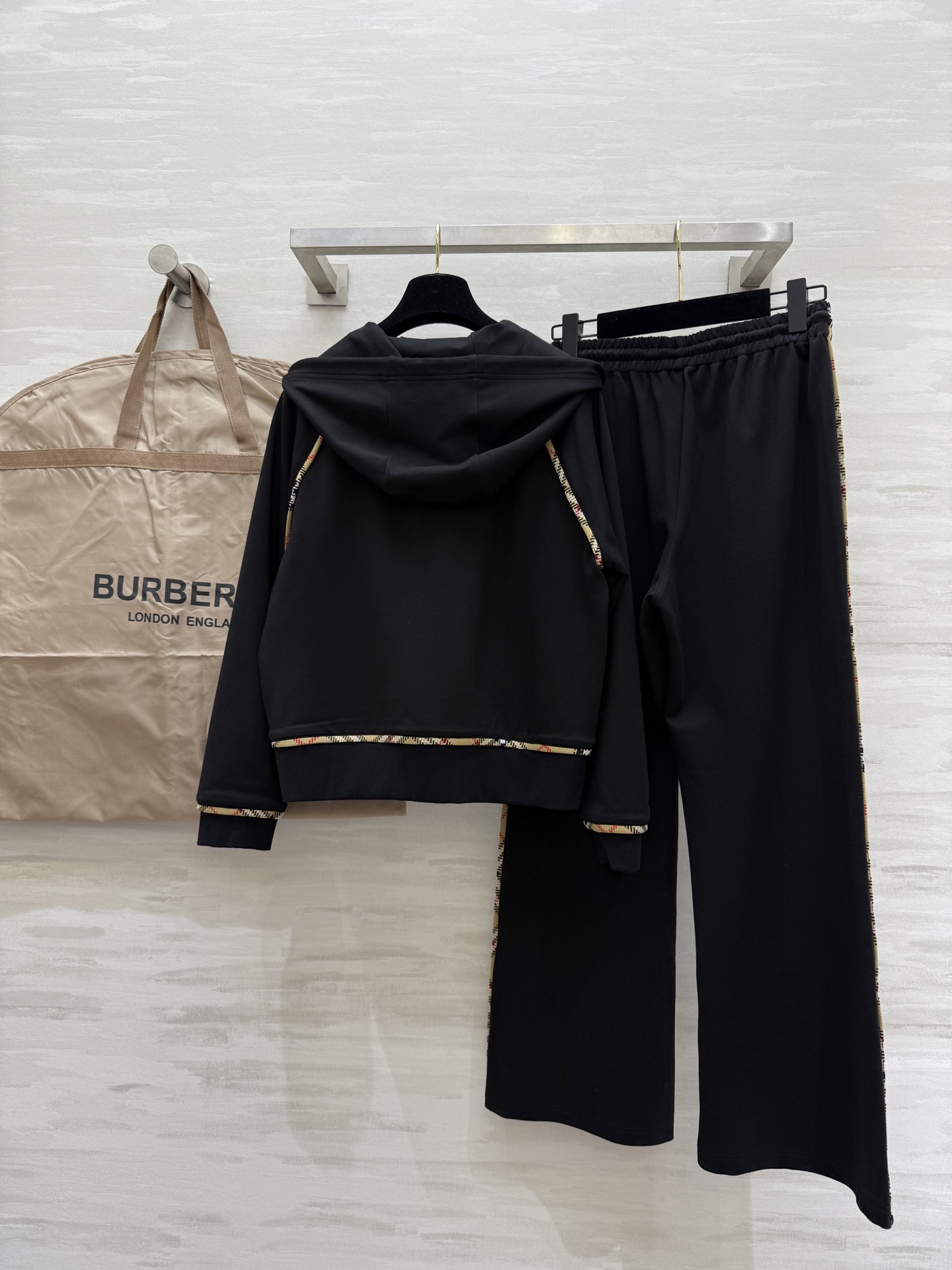 #Burberr♡²⁵秋冬新款 连帽休闲套装 高品质定制 现货首发size：S/M/L（s码胸围：98，