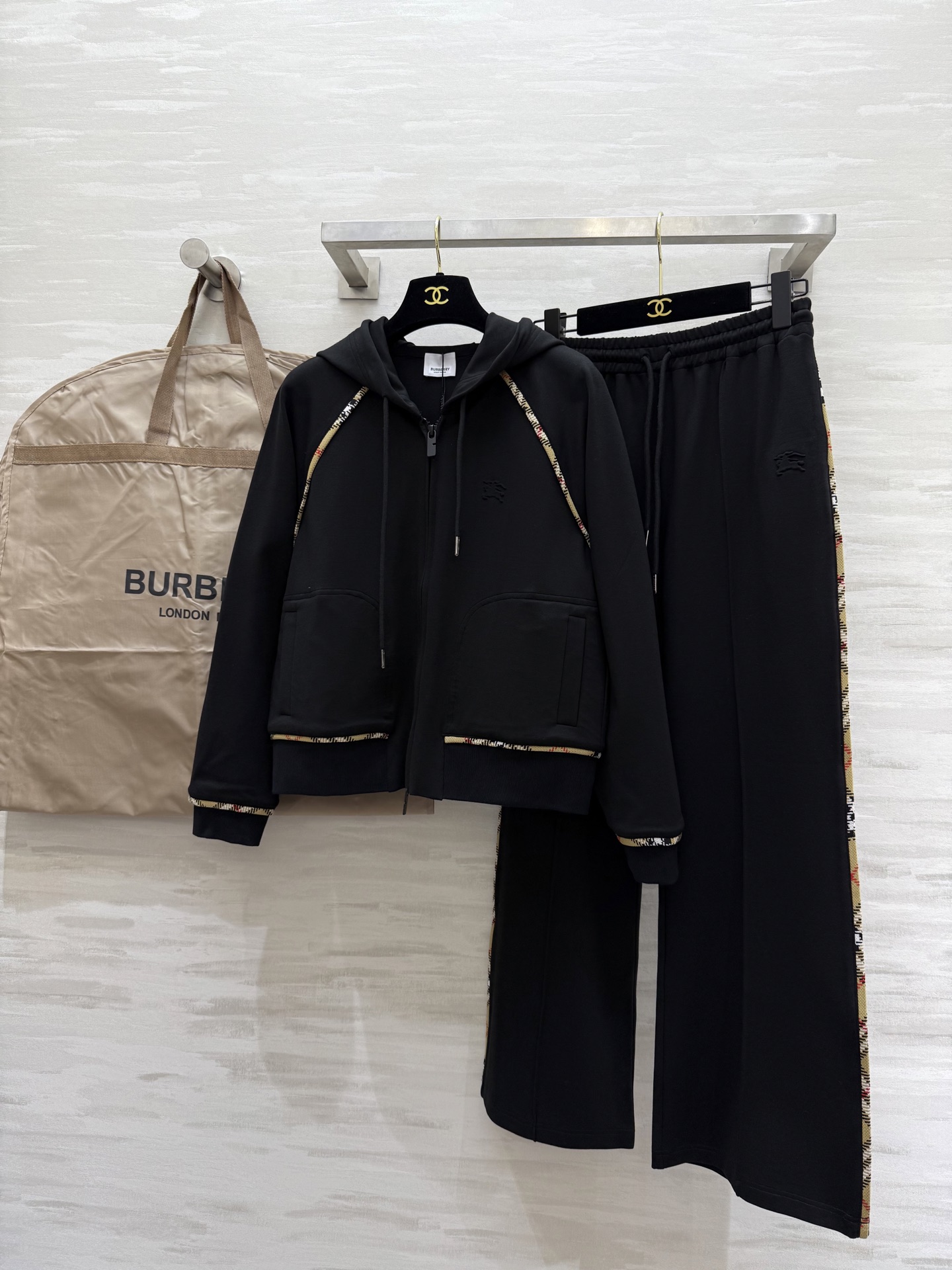 NO:506425,#Burberr autumn and winter new hooded casual set high quality customization spot first sizeS/M/L (size s bust 98, 50 length, waist 62, hip 92, trousers 96), burberry, hats, alexander wang19860909#Burberr秋冬新款 连帽休闲套装 高品质定制 现货首发sizeS/M/L（s码胸围98,衣长50,腰围62,臀围92,裤长96）,,burberry,hats,alexander wang,Women's clothing
