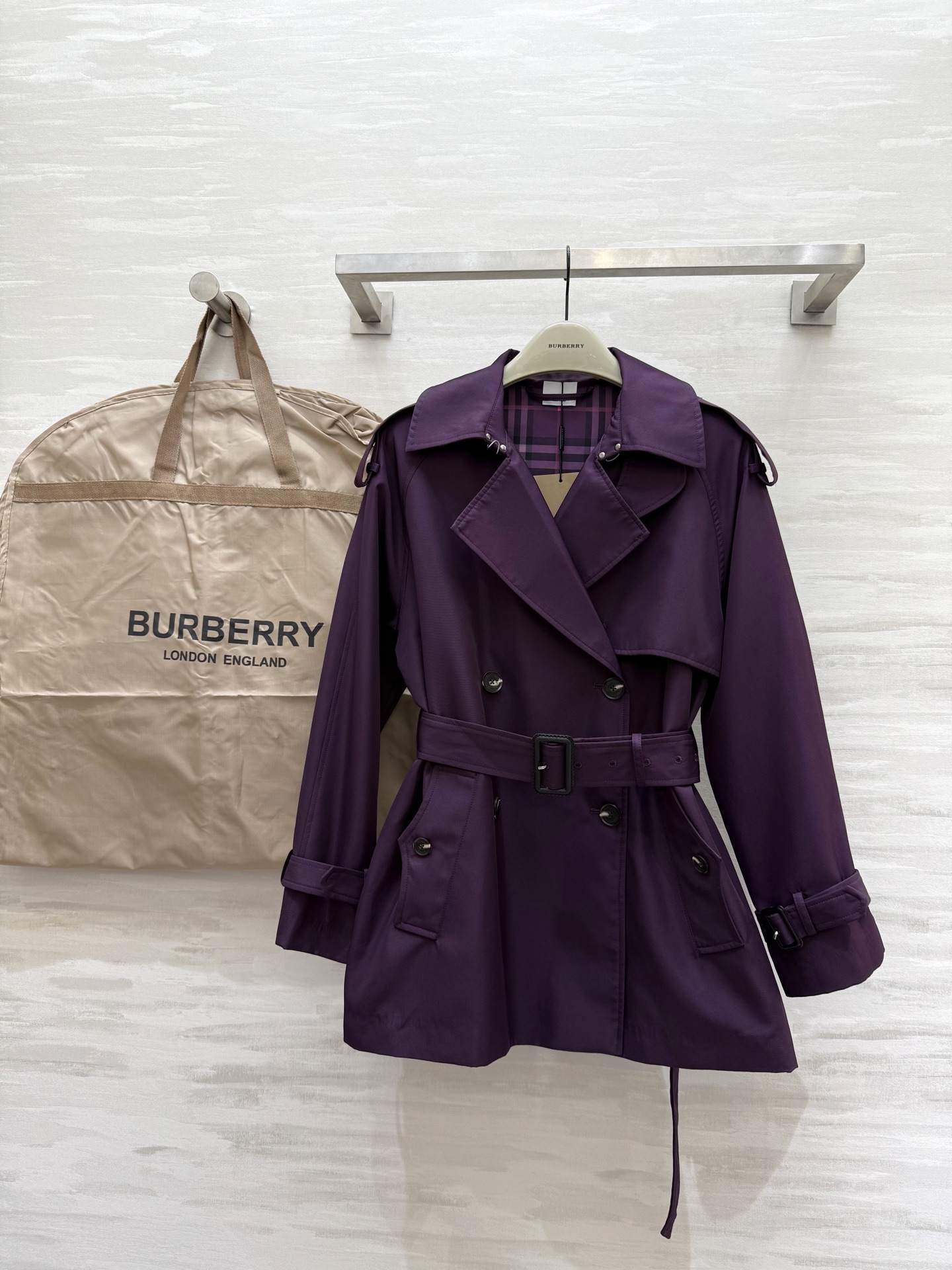 NO:506429,#Burberr new autumn and winter short Gabadian Fitzrovia Trench coat combines classic craftsmanship with modern casual design, exquisite details and full of functionality!  High-quality customization Spot first-time sizeS/M/L (size s bust 110, 72-clothes length), burberry, alexander wang19860909#Burberr秋冬新款 短款嘎巴甸 Fitzrovia Trench 风衣 融合经典工艺与现代休闲设计 细节考究且功能性十足！高品质定制 现货首发sizeS/M/L（s码胸围110,衣长72）,,burberry,alexander wang,Women's clothing