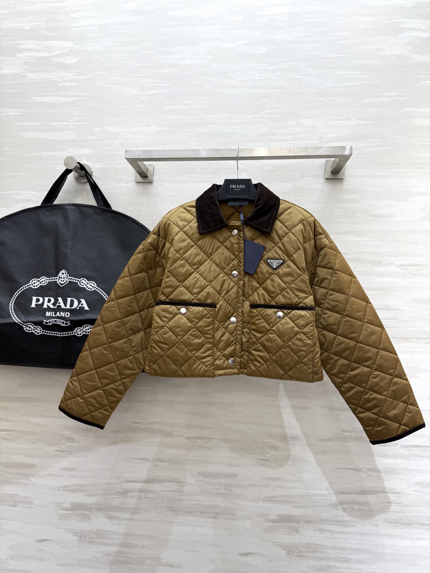 NO:506433,#PradFW autumn and winter new style diamond plaid cotton jacket, high-end production!  Diamond quilting design, high-quality texture and retro tone, dark detail embellishment in lapels and pockets, exquisite feeling, short style easily creates a neat proportion, whether it is a simple top with jeans or a skirt, it can interpret a lazy and fashionable autumn and winter style. High-quality customization. Spot sizeS/M/L (size s size 98, length 47),,prada, skirts, jeans, jackets & coats,alexander wang19860909#PradFW秋冬新款 菱形格棉服短外套 高版出品！菱格绗缝设计 质感高级又具复古腔调 翻领与口袋处的深色细节点缀 精致感拉满 短款版型轻松打造利落比例 不管内搭简约上衣配牛仔裤还是搭裙装 都能诠释出慵懒又时髦的秋冬风格 高品质定制 现货首发sizeS/M/L（s码胸围98,衣长47）,,prada,skirts,jeans,jackets & coats,alexander wang,Women's clothing