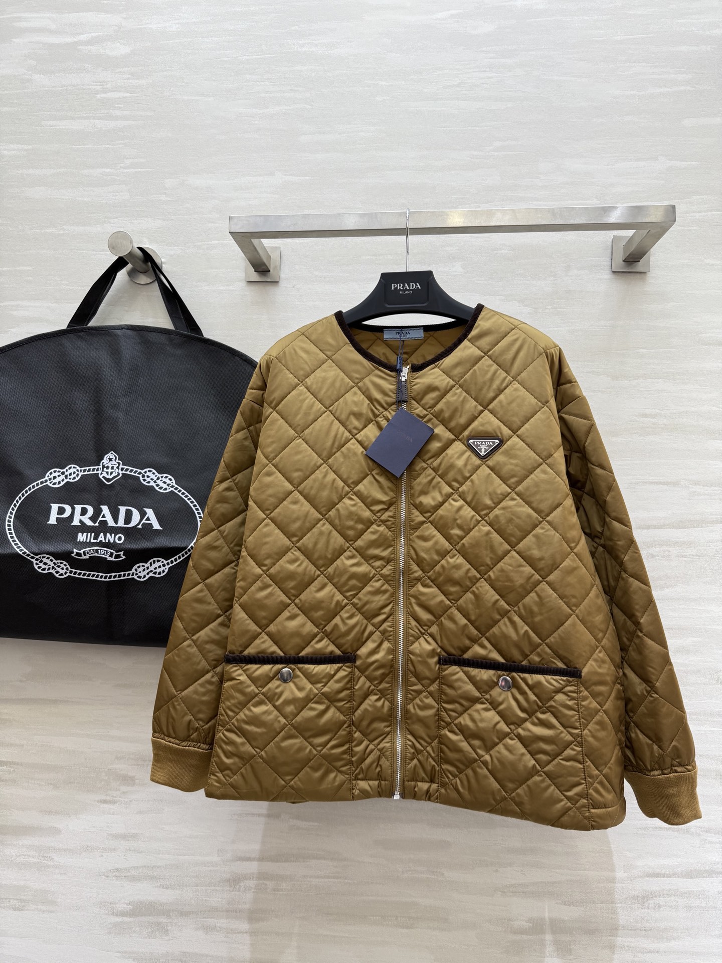 NO:506443,#PradFW autumn and winter new style diamond plaid cotton jacket mid-length coat high-end production!  Diamond quilting design, high-quality texture and retro tone, dark detail embellishment at the lapel and pockets, exquisite feeling, short style easily creates a neat proportion, whether it is a simple top with jeans or a skirt, it can interpret a lazy and fashionable autumn and winter style. High-quality customization. Spot sizeS/M/L (size size 118, length 62),,prada, skirts, jeans, jackets & coats,alexander wang19860909#PradFW秋冬新款 菱形格棉服中长款外套 高版出品！菱格绗缝设计 质感高级又具复古腔调 翻领与口袋处的深色细节点缀 精致感拉满 短款版型轻松打造利落比例 不管内搭简约上衣配牛仔裤还是搭裙装 都能诠释出慵懒又时髦的秋冬风格 高品质定制 现货首发sizeS/M/L（s码胸围118,衣长62）,,prada,skirts,jeans,jackets & coats,alexander wang,Women's clothing