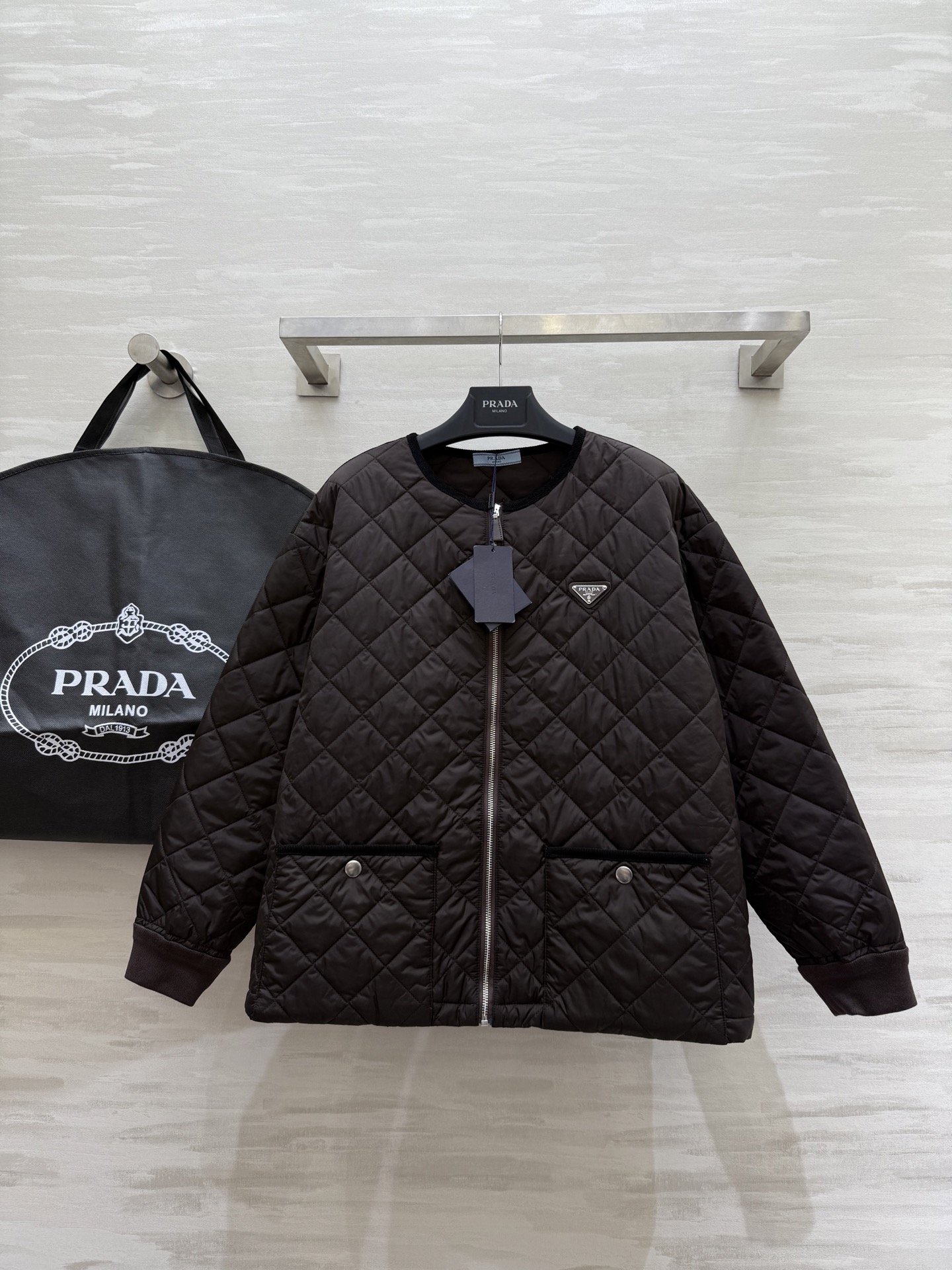 NO:506450,#PradFW autumn and winter new style diamond plaid cotton jacket mid-length coat high-end production!  Diamond quilting design, high-quality texture and retro tone, dark detail embellishment at the lapel and pockets, exquisite feeling, short style easily creates a neat proportion, whether it is a simple top with jeans or a skirt, it can interpret a lazy and fashionable autumn and winter style. High-quality customization. Spot sizeS/M/L (size size 118, length 62),,prada, skirts, jeans, jackets & coats,alexander wang19860909#PradFW秋冬新款 菱形格棉服中长款外套 高版出品！菱格绗缝设计 质感高级又具复古腔调 翻领与口袋处的深色细节点缀 精致感拉满 短款版型轻松打造利落比例 不管内搭简约上衣配牛仔裤还是搭裙装 都能诠释出慵懒又时髦的秋冬风格 高品质定制 现货首发sizeS/M/L（s码胸围118,衣长62）,,prada,skirts,jeans,jackets & coats,alexander wang,Women's clothing