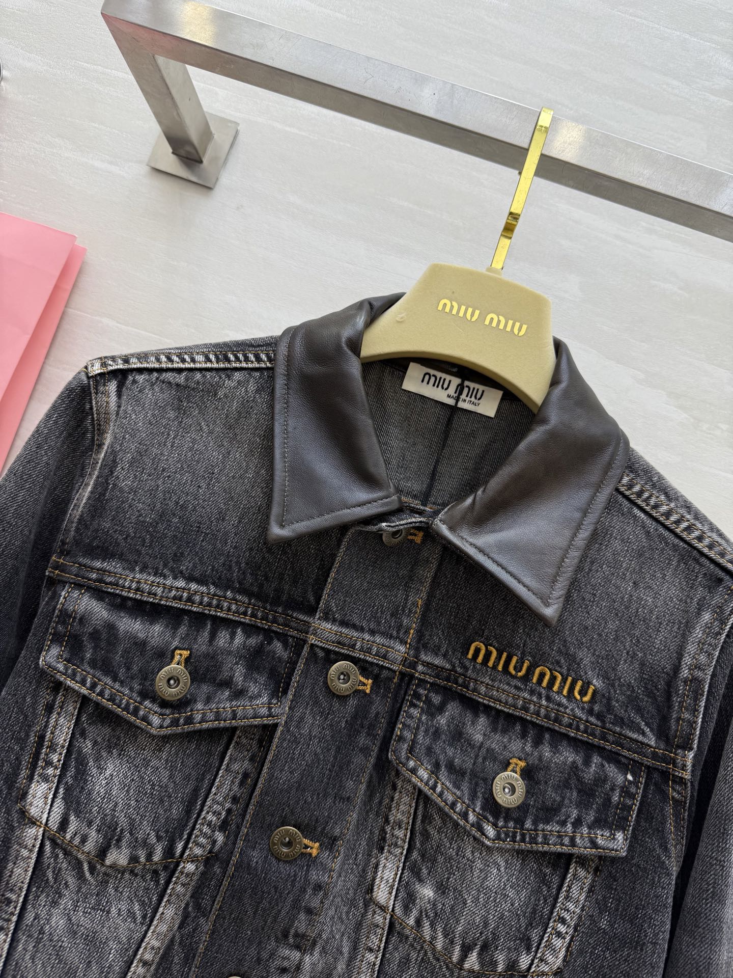 #Miumi♡²⁵早秋新款 做旧牛仔 拼皮领牛仔外套 高品质定制 现货首发size：S/M/L（s码肩宽