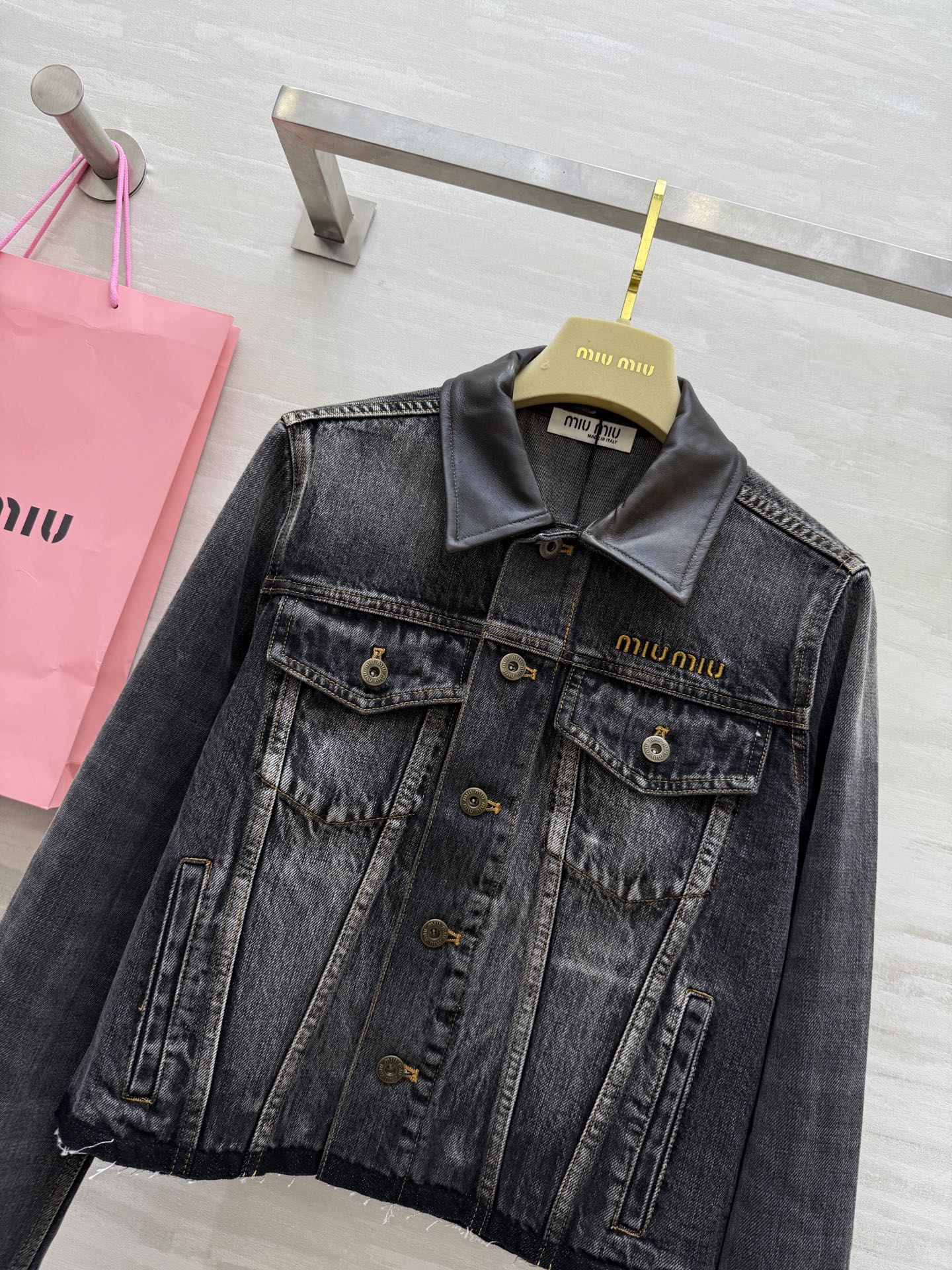 #Miumi♡²⁵早秋新款 做旧牛仔 拼皮领牛仔外套 高品质定制 现货首发size：S/M/L（s码肩宽