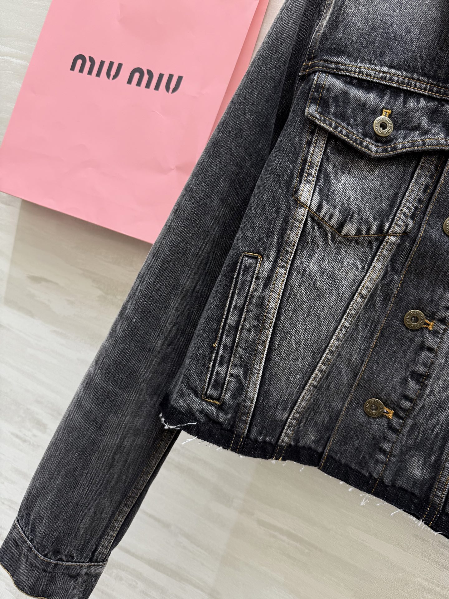 #Miumi♡²⁵早秋新款 做旧牛仔 拼皮领牛仔外套 高品质定制 现货首发size：S/M/L（s码肩宽