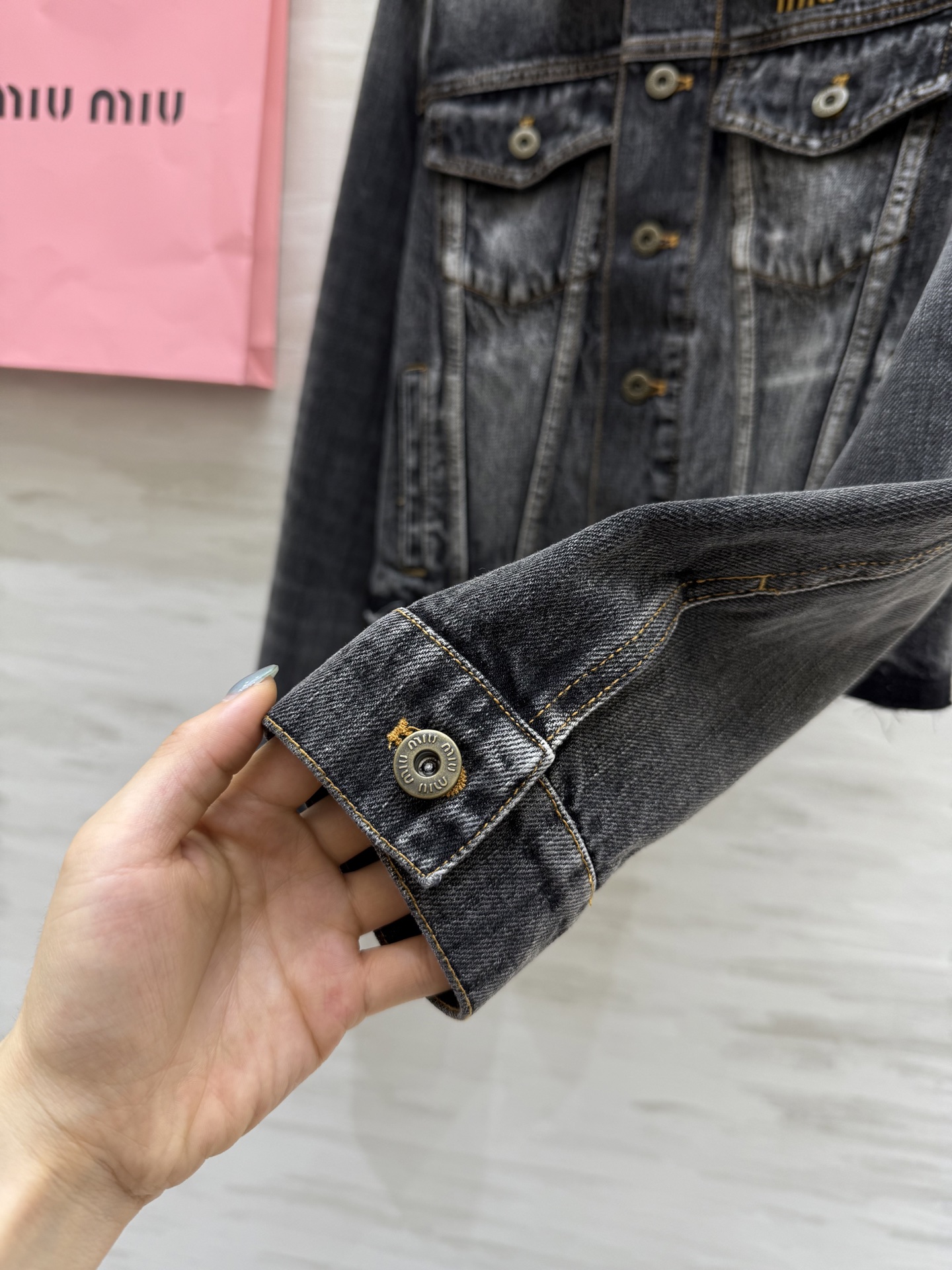 #Miumi♡²⁵早秋新款 做旧牛仔 拼皮领牛仔外套 高品质定制 现货首发size：S/M/L（s码肩宽