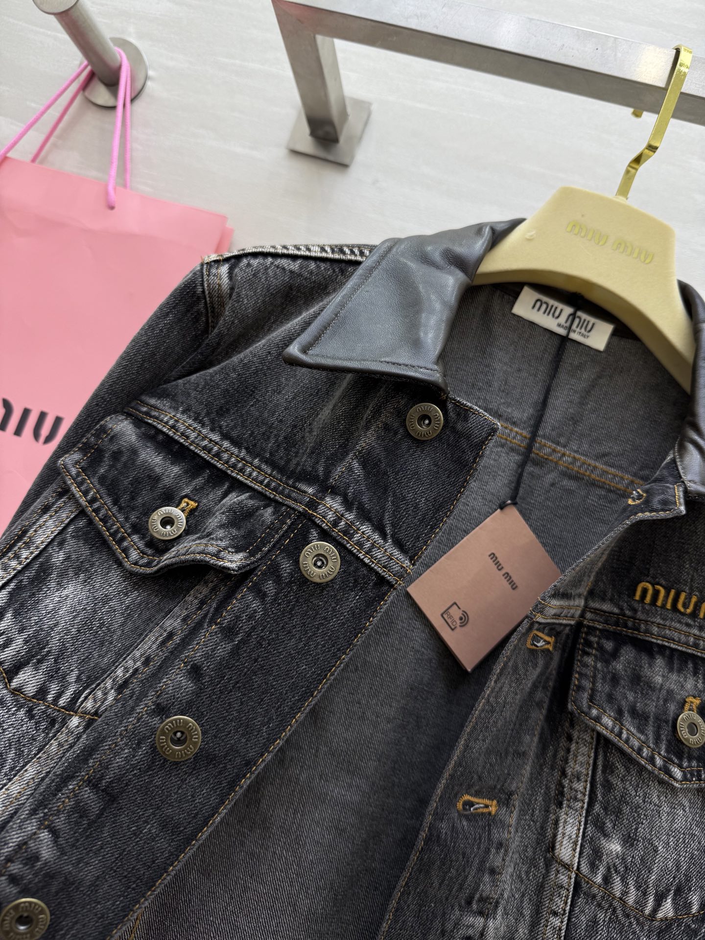 #Miumi♡²⁵早秋新款 做旧牛仔 拼皮领牛仔外套 高品质定制 现货首发size：S/M/L（s码肩宽