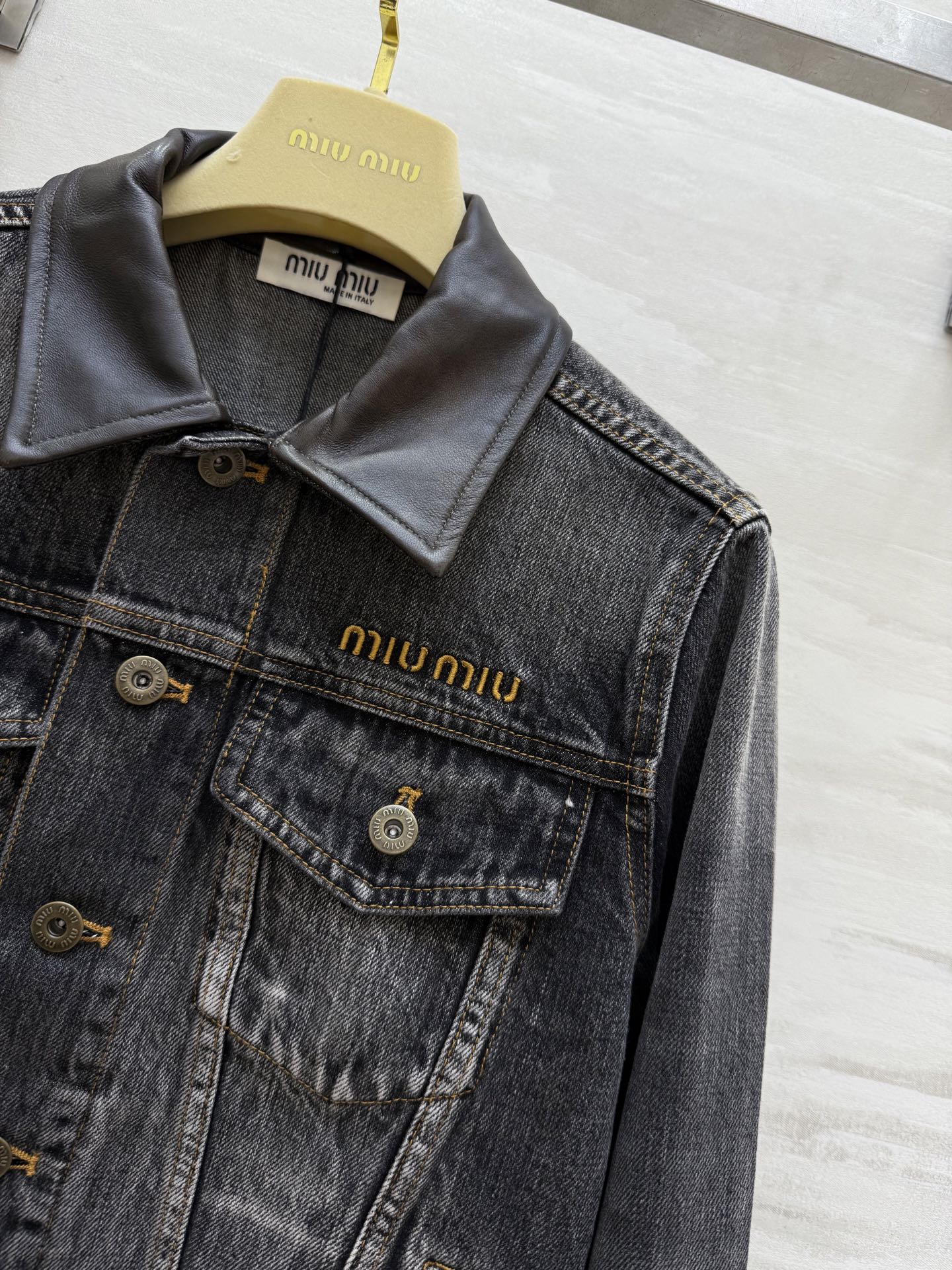 #Miumi♡²⁵早秋新款 做旧牛仔 拼皮领牛仔外套 高品质定制 现货首发size：S/M/L（s码肩宽