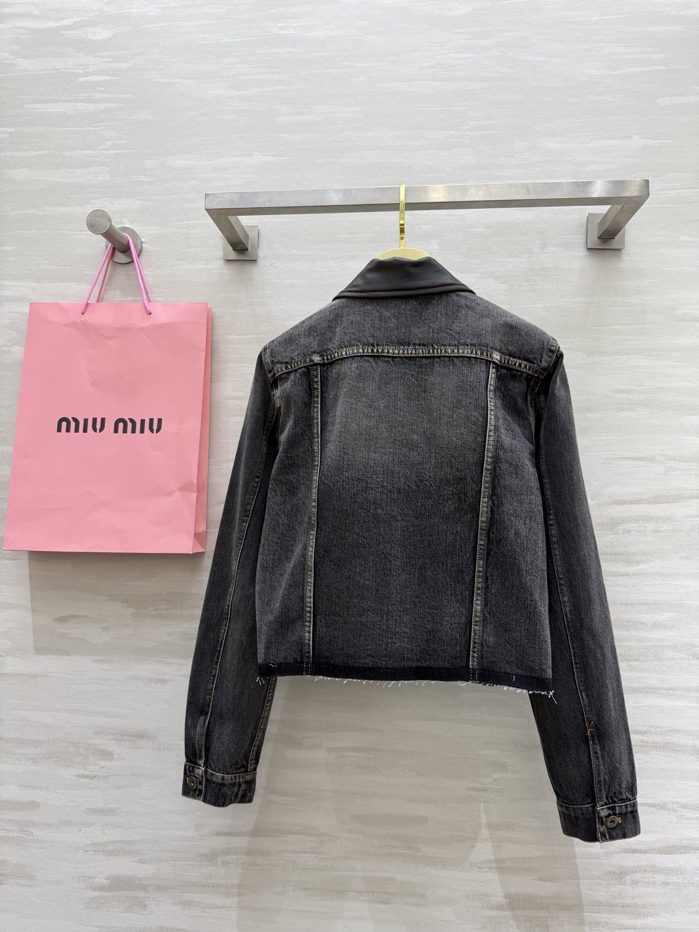 #Miumi♡²⁵早秋新款 做旧牛仔 拼皮领牛仔外套 高品质定制 现货首发size：S/M/L（s码肩宽