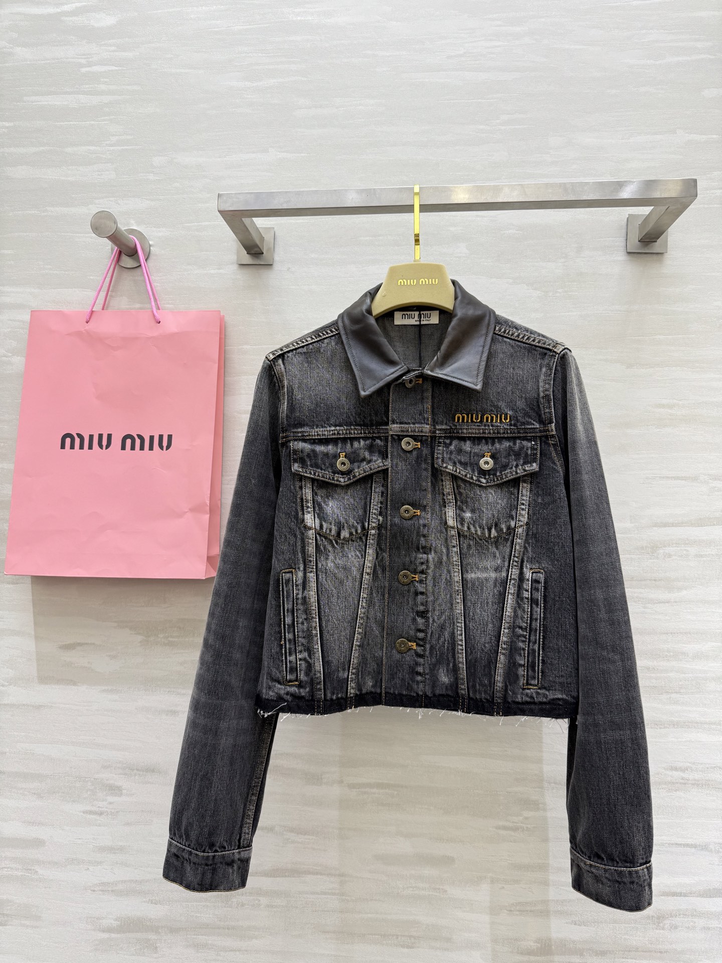 NO:506430,#Miumi early autumn new style, old denim, leather collar denim jacket, high quality customization, spot first-time sizeS/M/L (size s shoulder width 39, bust 92, length 47,,miumiu, jackets & coats,alexander wang19860909#Miumi早秋新款 做旧牛仔 拼皮领牛仔外套 高品质定制 现货首发sizeS/M/L（s码肩宽39,胸围92,衣长47,,miumiu,jackets & coats,alexander wang,Women's clothing
