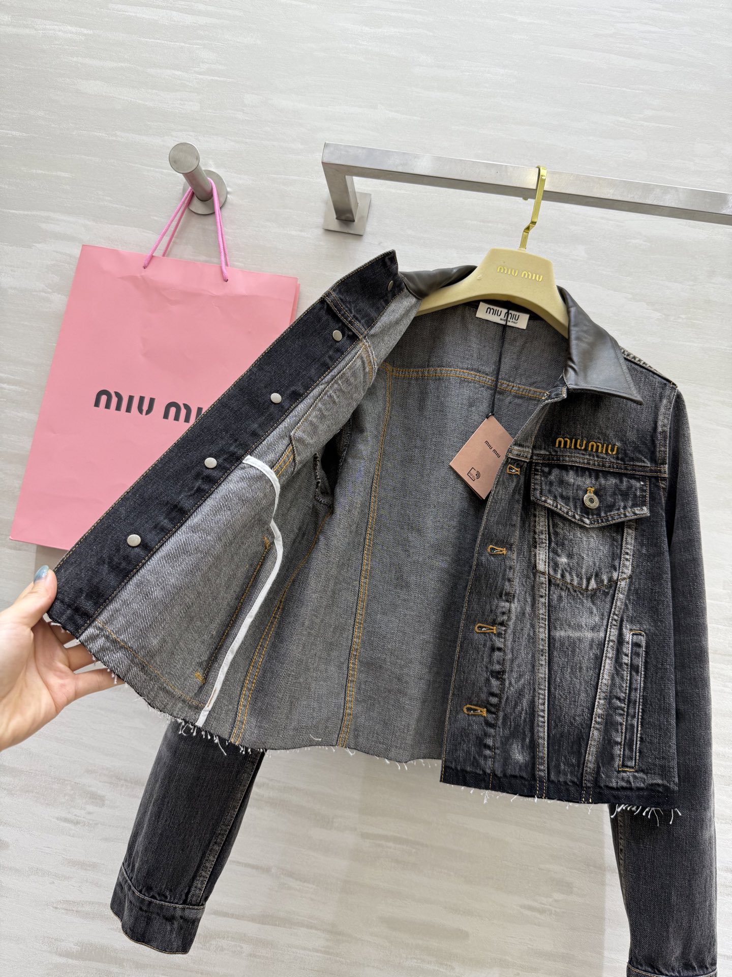 #Miumi♡²⁵早秋新款 做旧牛仔 拼皮领牛仔外套 高品质定制 现货首发size：S/M/L（s码肩宽