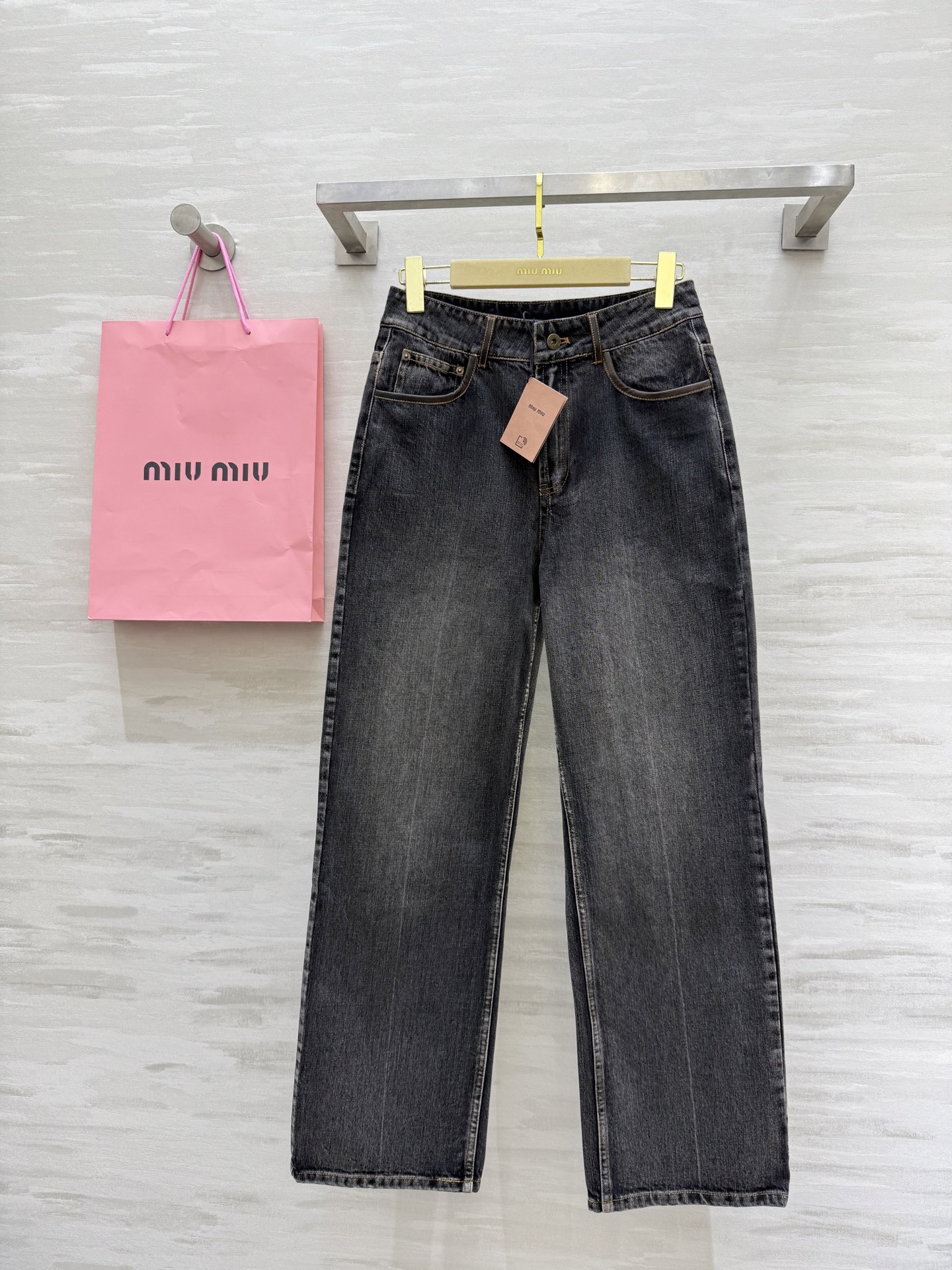 NO:506432,#Miumi early autumn new style, old jeans, straight jeans, high quality customization, spot first-time sizeS/M/L (size size 68, hip circumference 94, pants length 104),,miumiu,jeans,alexander wang19860909#Miumi早秋新款 做旧牛仔 直筒牛仔裤 高品质定制 现货首发sizeS/M/L（s码腰围68,臀围94,裤长104）,,miumiu,jeans,alexander wang,Women's clothing