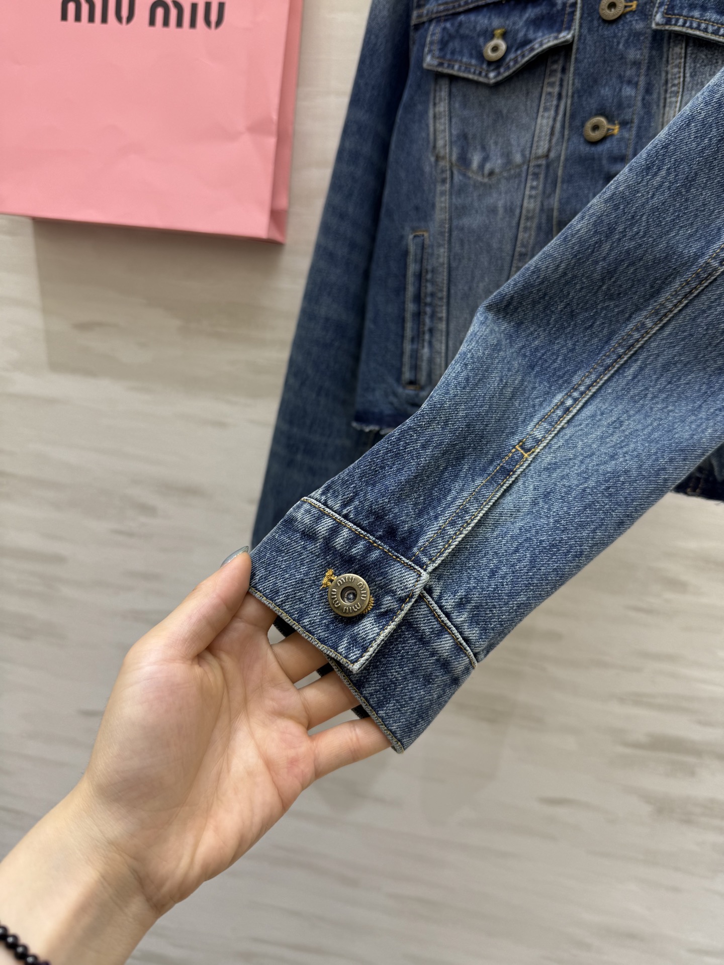 #Miumi♡²⁵早秋新款 做旧牛仔 拼皮领牛仔外套 高品质定制 现货首发size：S/M/L（s码肩宽