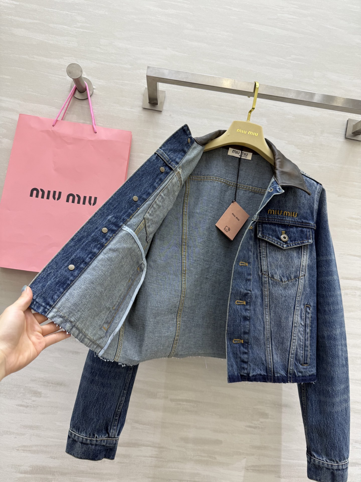 #Miumi♡²⁵早秋新款 做旧牛仔 拼皮领牛仔外套 高品质定制 现货首发size：S/M/L（s码肩宽