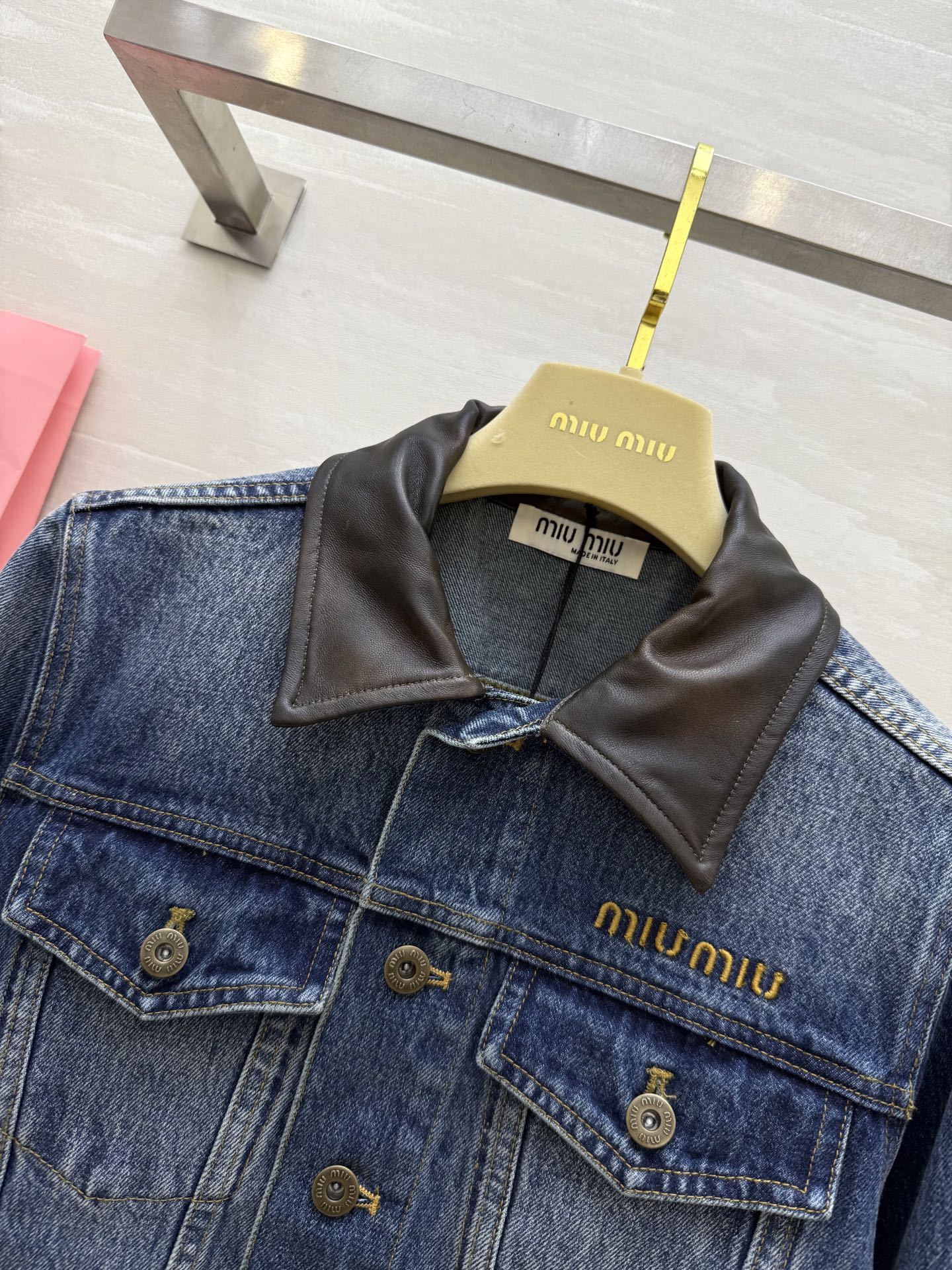 #Miumi♡²⁵早秋新款 做旧牛仔 拼皮领牛仔外套 高品质定制 现货首发size：S/M/L（s码肩宽