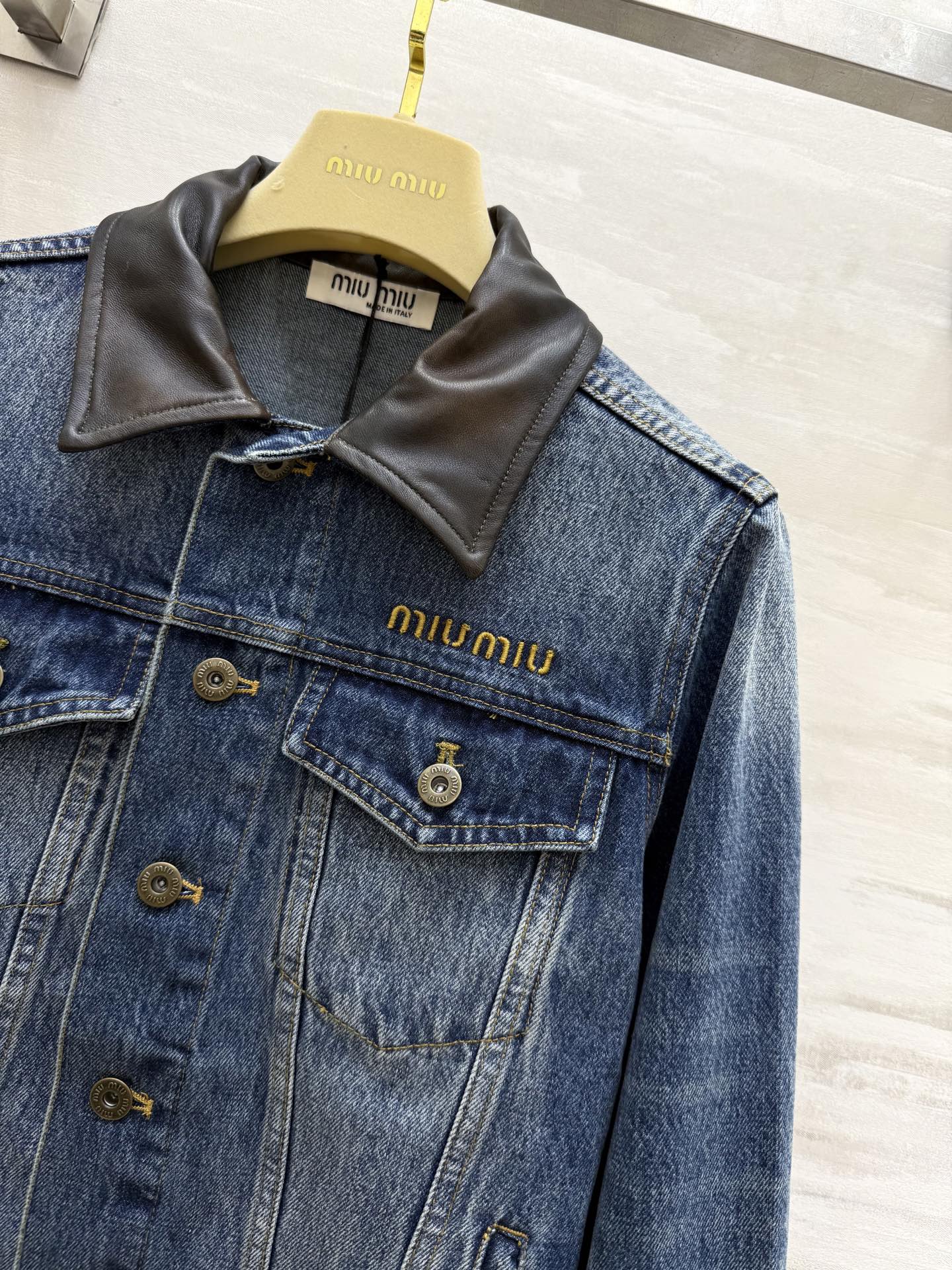 #Miumi♡²⁵早秋新款 做旧牛仔 拼皮领牛仔外套 高品质定制 现货首发size：S/M/L（s码肩宽