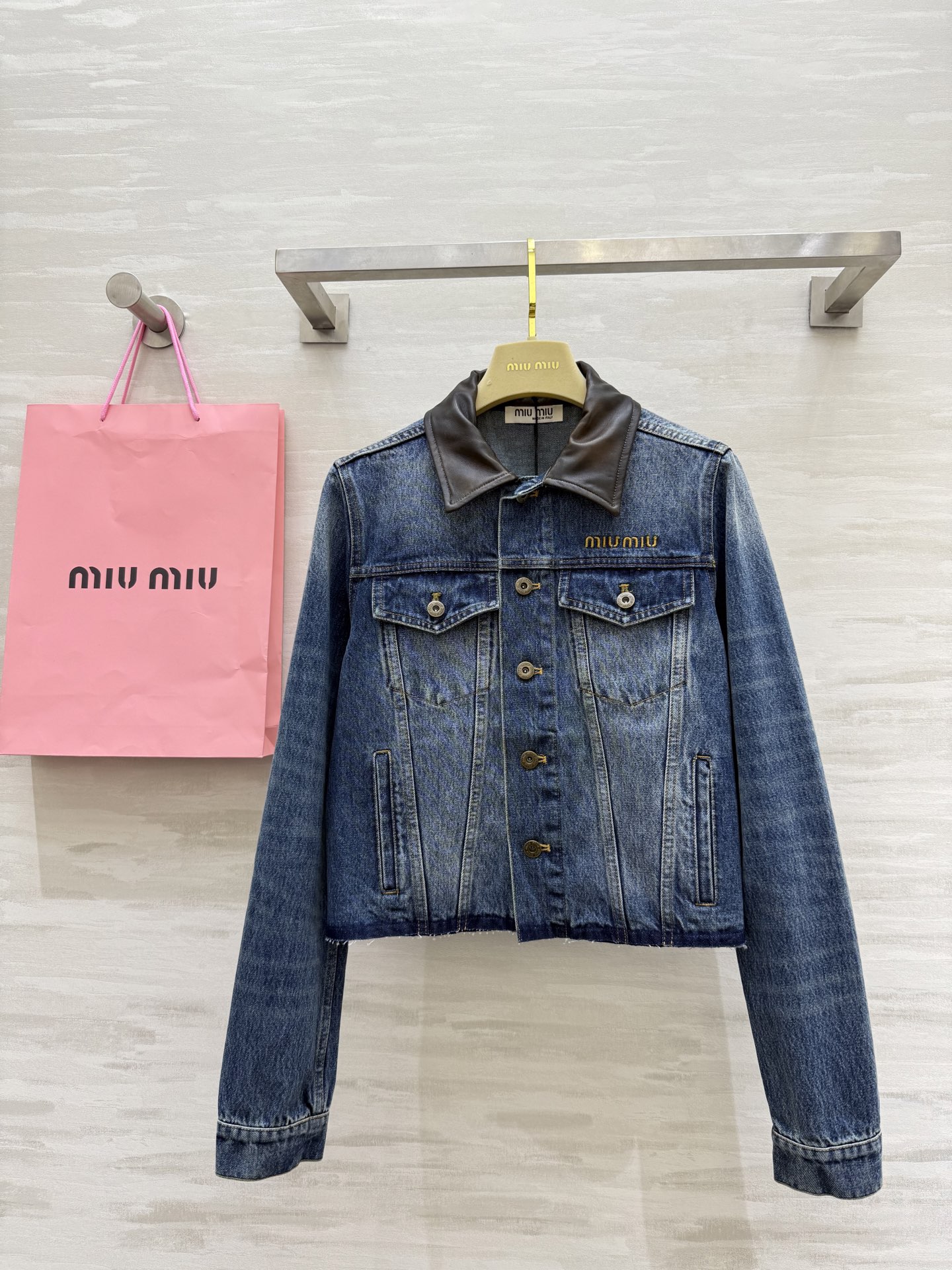 NO:506434,#Miumi early autumn new style, old denim, leather collar denim jacket, high quality customization, spot first-time sizeS/M/L (size s shoulder width 39, bust 92, garment length 47),,miumiu, jackets & coats,alexander wang19860909#Miumi早秋新款 做旧牛仔 拼皮领牛仔外套 高品质定制 现货首发sizeS/M/L（s码肩宽39,胸围92,衣长47）,,miumiu,jackets & coats,alexander wang,Women's clothing