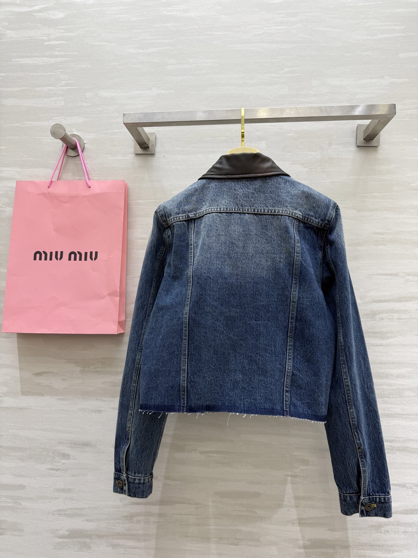 #Miumi♡²⁵早秋新款 做旧牛仔 拼皮领牛仔外套 高品质定制 现货首发size：S/M/L（s码肩宽