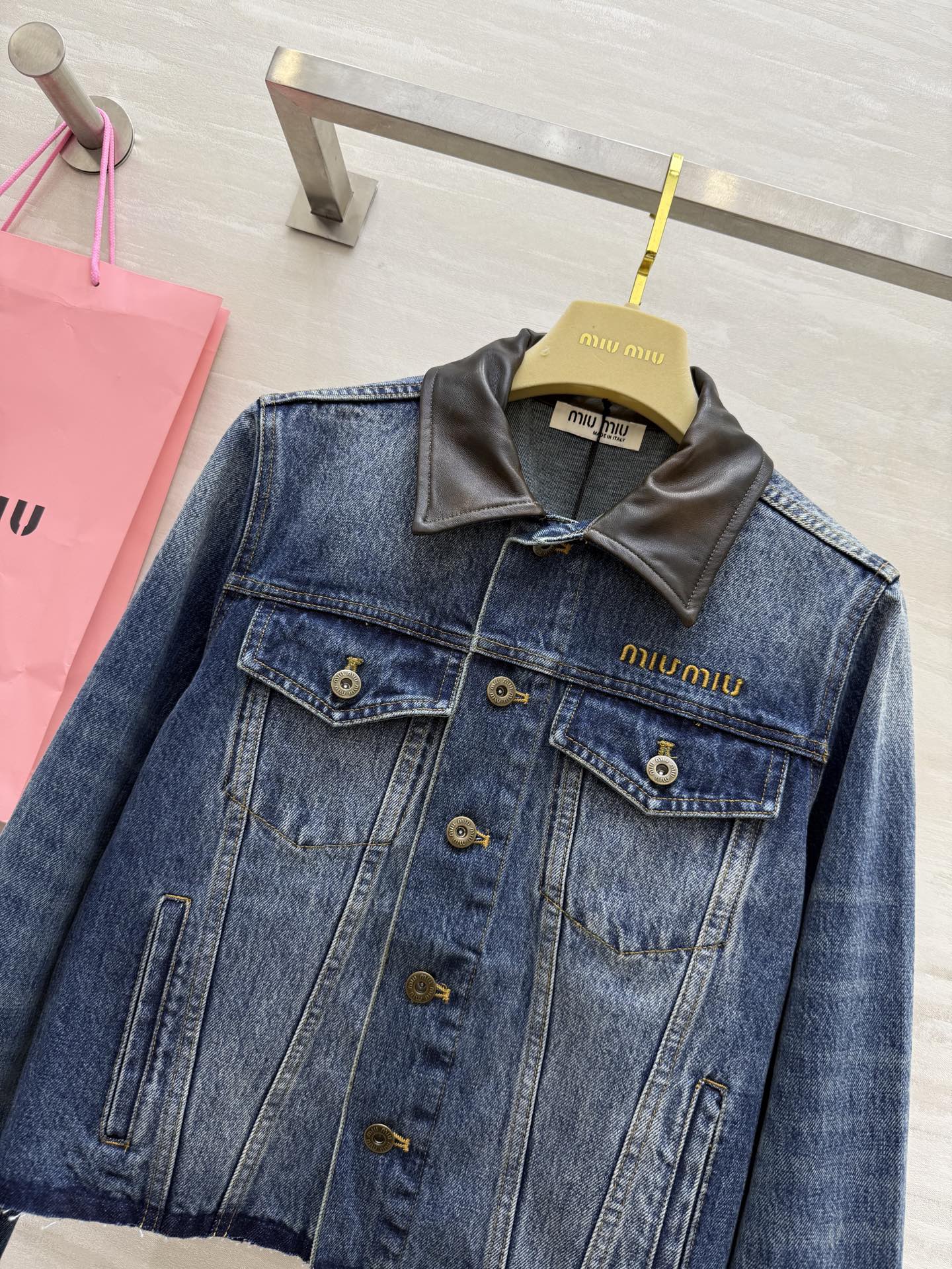 #Miumi♡²⁵早秋新款 做旧牛仔 拼皮领牛仔外套 高品质定制 现货首发size：S/M/L（s码肩宽