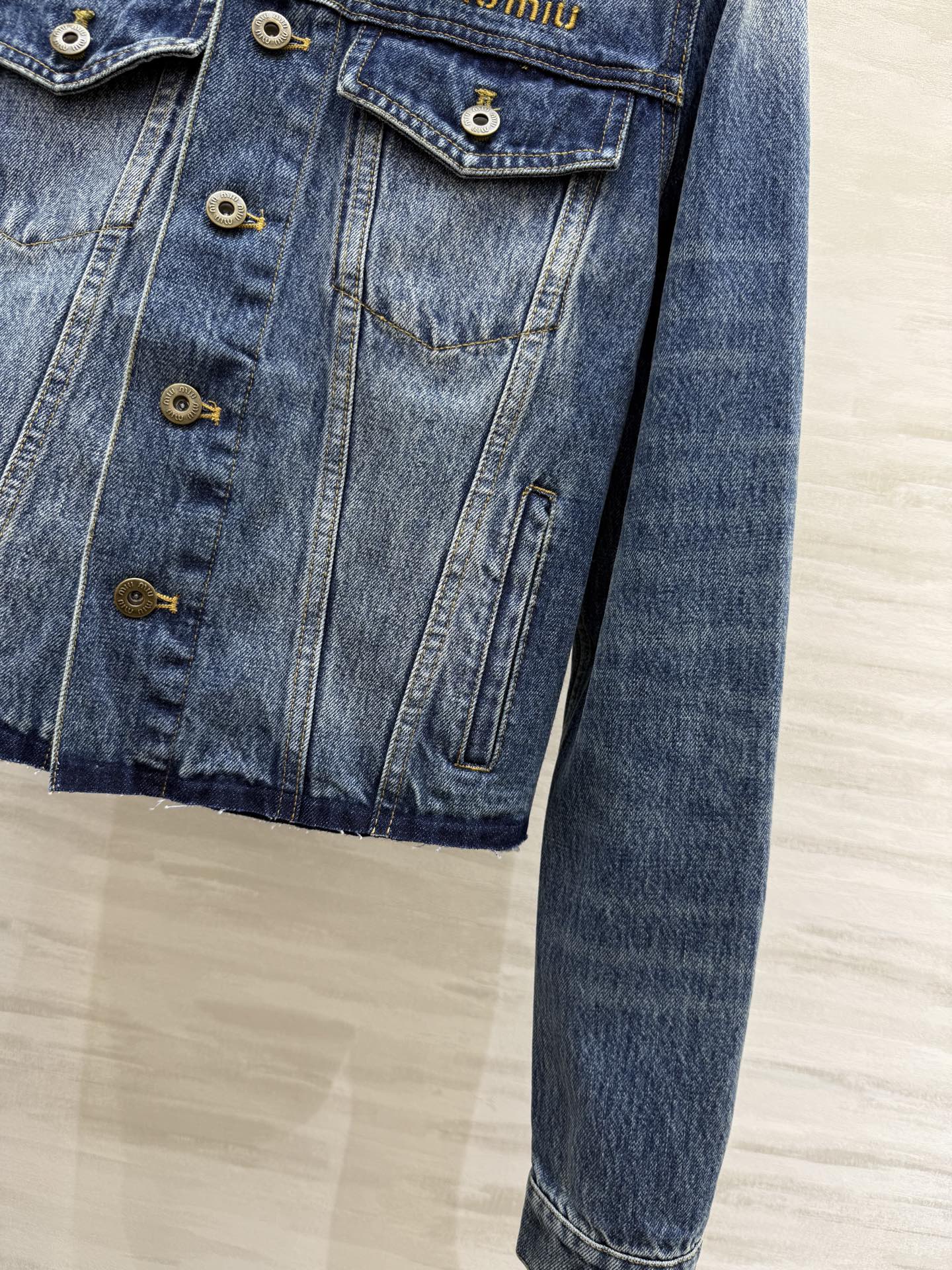 #Miumi♡²⁵早秋新款 做旧牛仔 拼皮领牛仔外套 高品质定制 现货首发size：S/M/L（s码肩宽