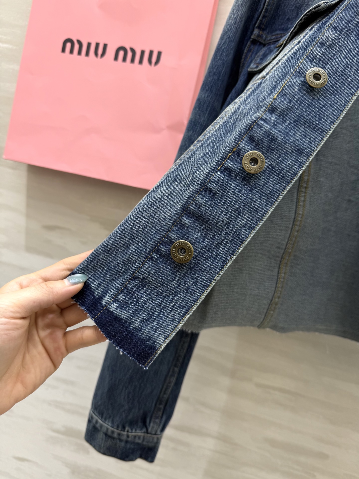 #Miumi♡²⁵早秋新款 做旧牛仔 拼皮领牛仔外套 高品质定制 现货首发size：S/M/L（s码肩宽