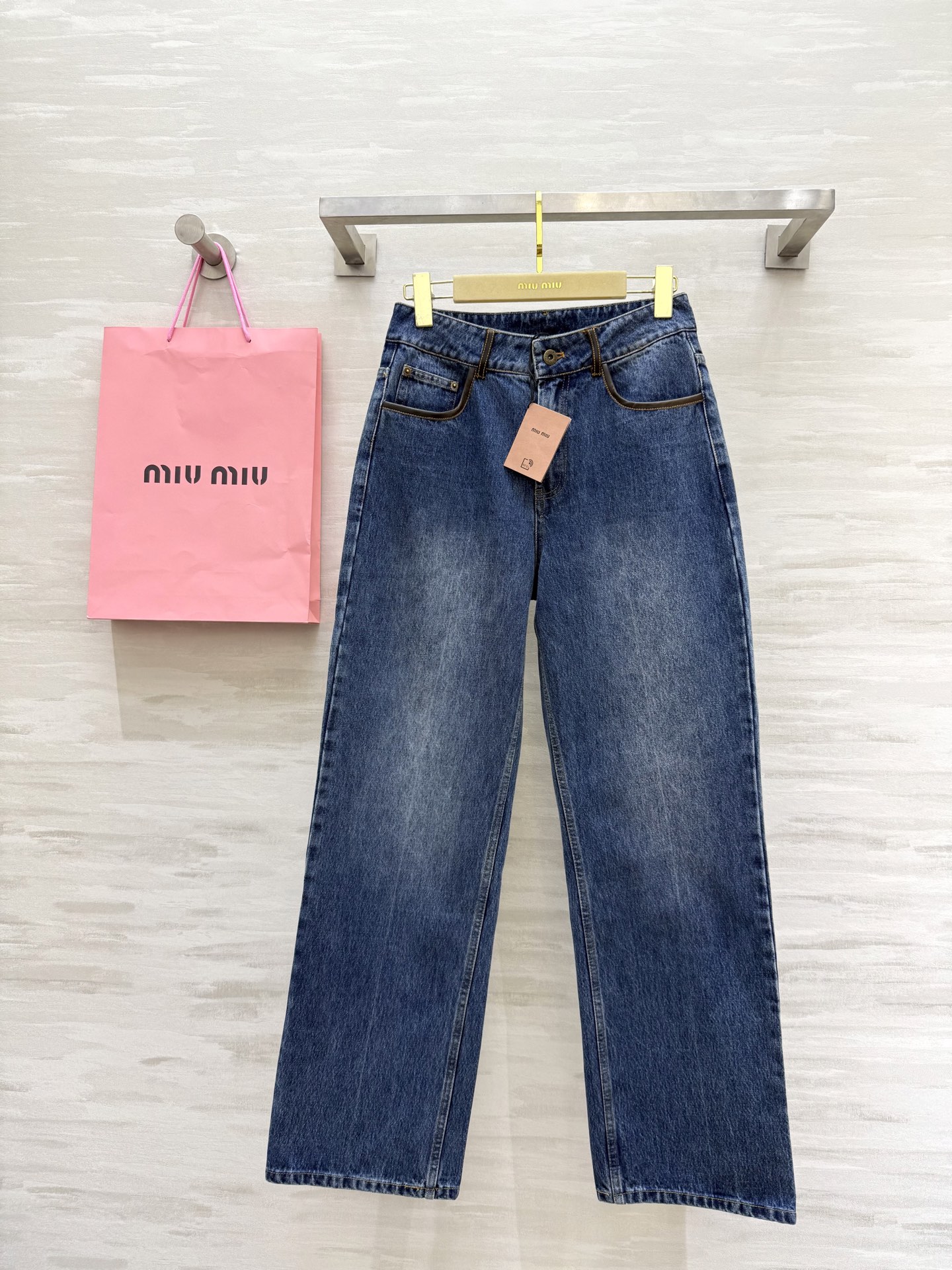 NO:506437,#Miumi early autumn new style, old jeans, straight jeans, high quality customization, spot first-time sizeS/M/L (size size 68, hip circumference 94, pants length 104),,miumiu,jeans,alexander wang19860909#Miumi早秋新款 做旧牛仔 直筒牛仔裤 高品质定制 现货首发sizeS/M/L（s码腰围68,臀围94,裤长104）,,miumiu,jeans,alexander wang,Women's clothing