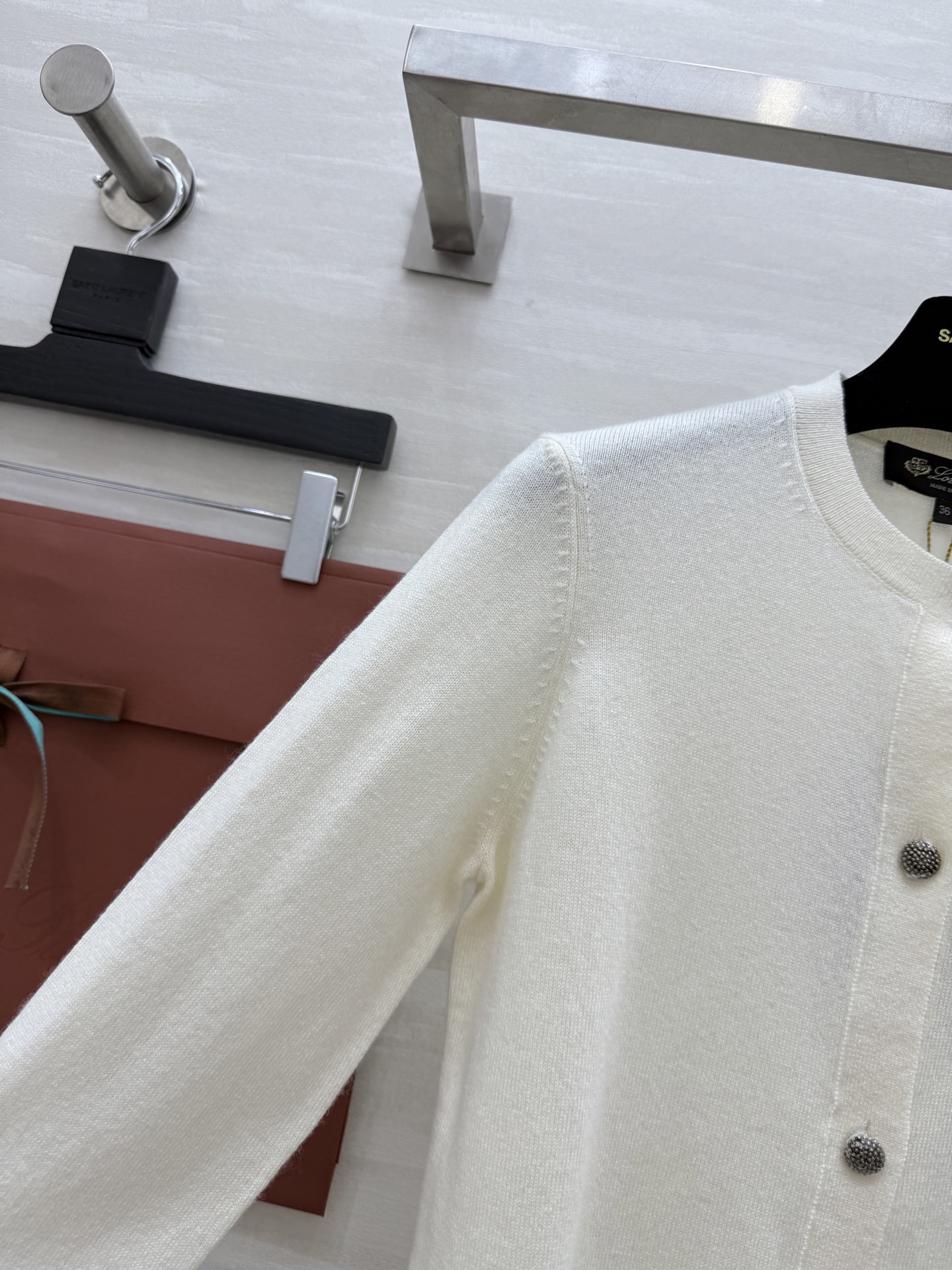 #Loro Pian♡²⁵秋冬新款 纯色罗纹翻领羊绒开衫 经典的老钱风穿搭设计 沿用的依旧是品牌的“Ba