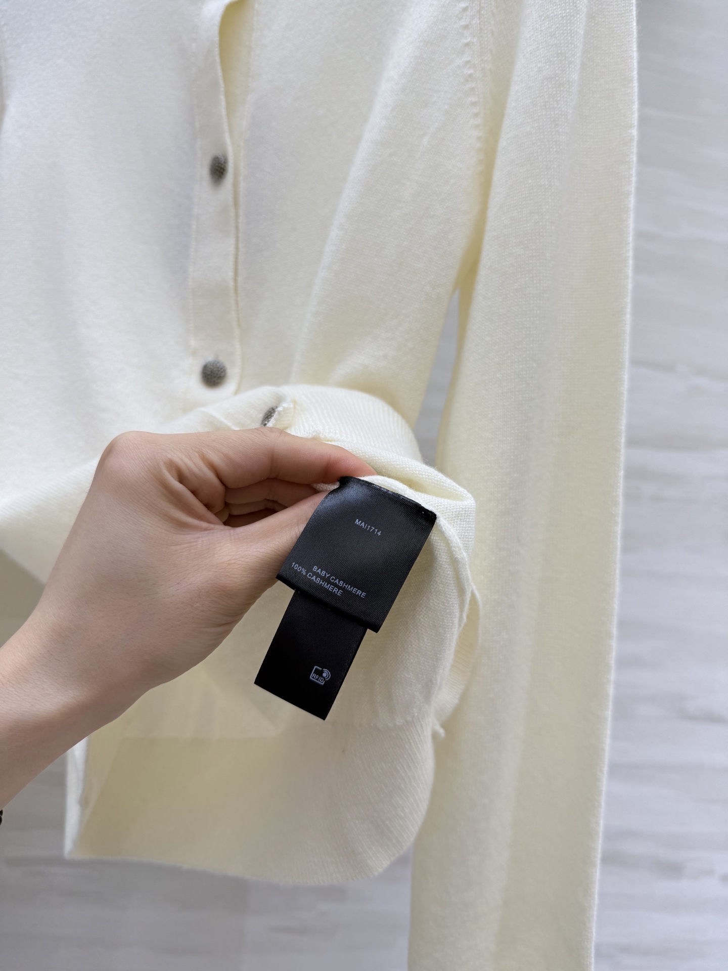 #Loro Pian♡²⁵秋冬新款 纯色罗纹翻领羊绒开衫 经典的老钱风穿搭设计 沿用的依旧是品牌的“Ba