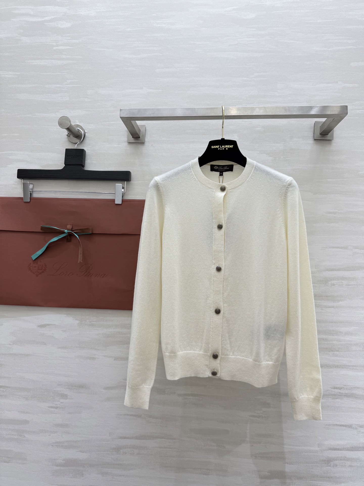 NO:507011,#Loro Pian autumn and winter new style solid color ribbed lapel cashmere cardigan classic old-fashioned outfit design still uses the brand's 'Baby cashmere'. The bottom fluff of goat cubs is soft and glutinous. The upper body is like being wrapped in clouds. The color is gentle. The upper body is versatile. Original development. Spot sizeS/M/L,,loro piano,alexander wang.19860909#Loro Pian秋冬新款 纯色罗纹翻领羊绒开衫 经典的老钱风穿搭设计 沿用的依旧是品牌的“Baby cashmere” 山羊幼崽的底层绒毛 手感软糯 上身宛如被云朵包裹 颜色温柔 上身百搭 原版开发 现货来sizeS/M/L,,loro piana,alexander wang,Women's clothing