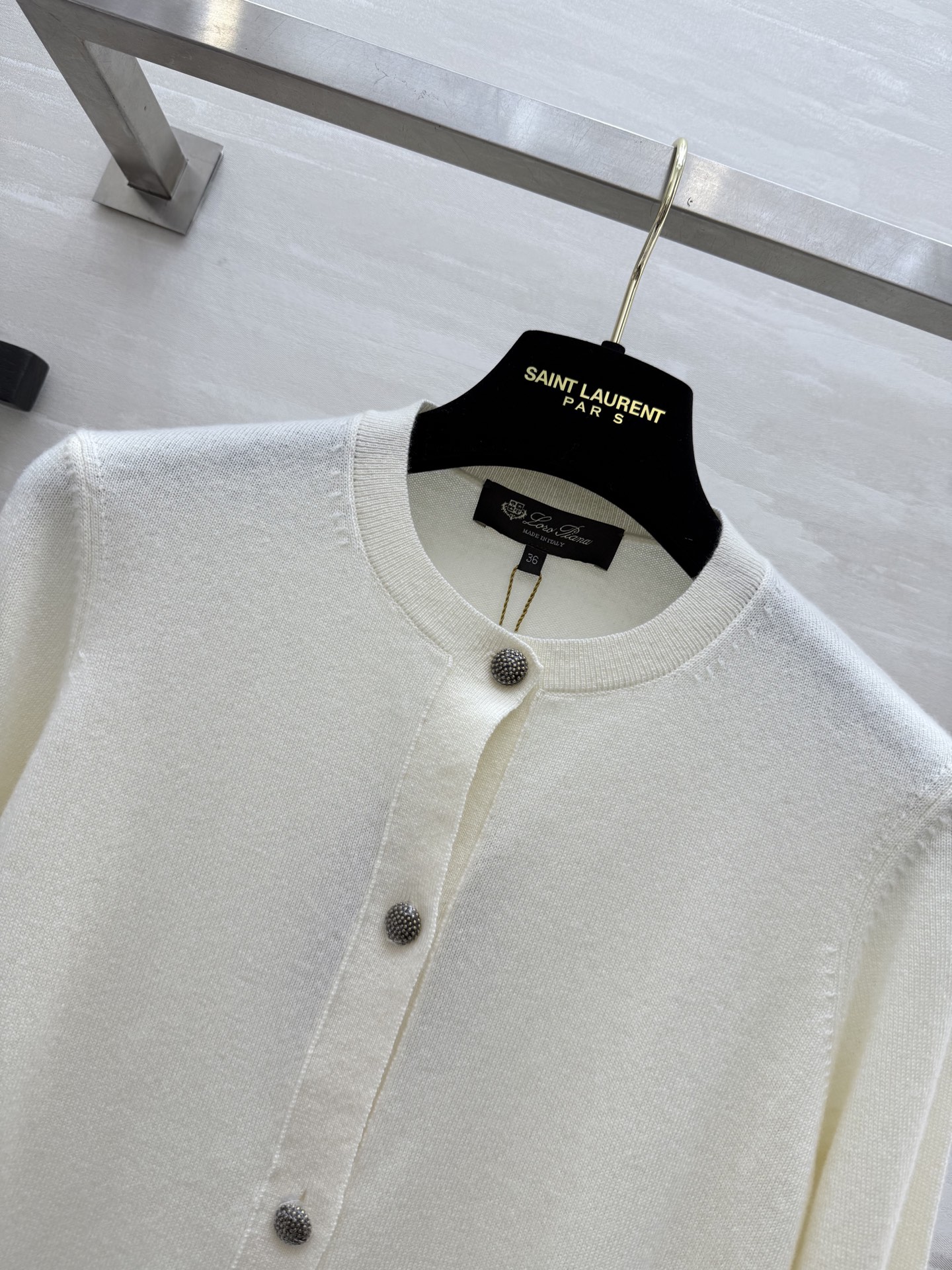 #Loro Pian♡²⁵秋冬新款 纯色罗纹翻领羊绒开衫 经典的老钱风穿搭设计 沿用的依旧是品牌的“Ba