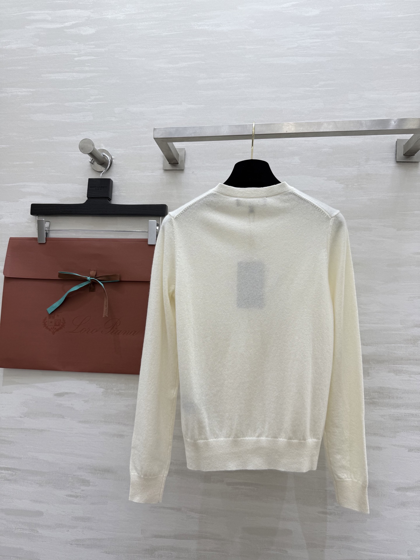 #Loro Pian♡²⁵秋冬新款 纯色罗纹翻领羊绒开衫 经典的老钱风穿搭设计 沿用的依旧是品牌的“Ba