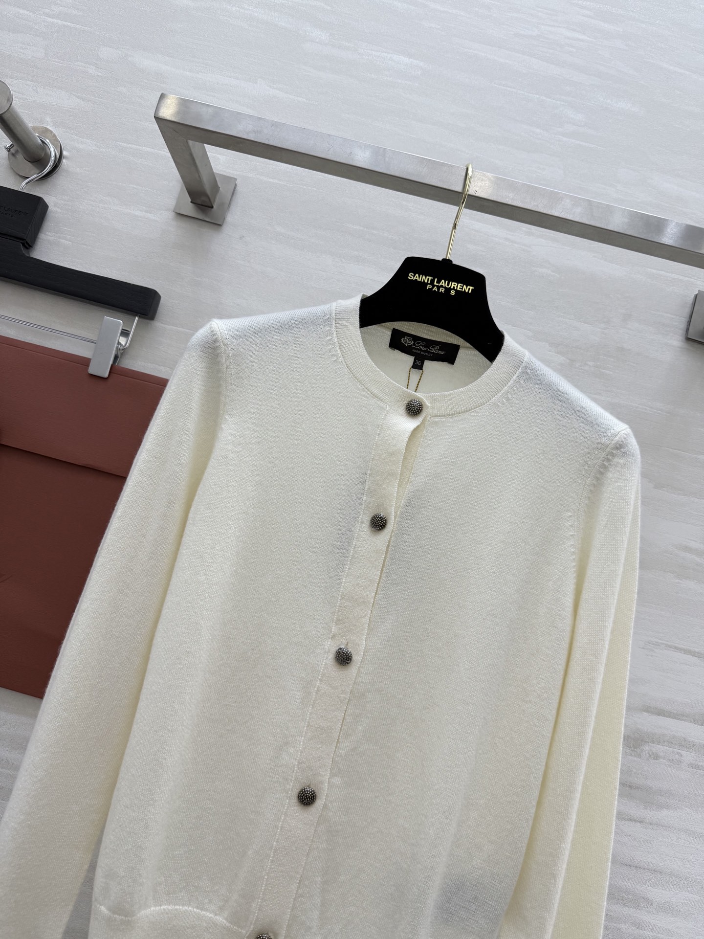 #Loro Pian♡²⁵秋冬新款 纯色罗纹翻领羊绒开衫 经典的老钱风穿搭设计 沿用的依旧是品牌的“Ba