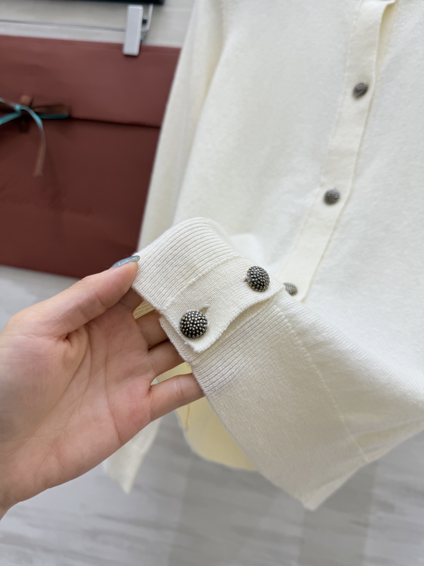 #Loro Pian♡²⁵秋冬新款 纯色罗纹翻领羊绒开衫 经典的老钱风穿搭设计 沿用的依旧是品牌的“Ba