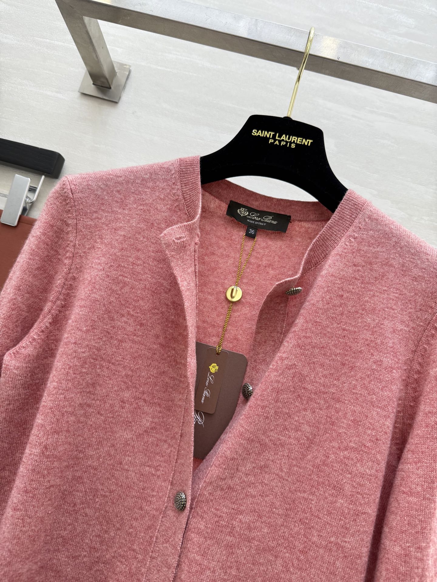 #Loro Pian♡²⁵秋冬新款 纯色罗纹翻领羊绒开衫 经典的老钱风穿搭设计 沿用的依旧是品牌的“Ba