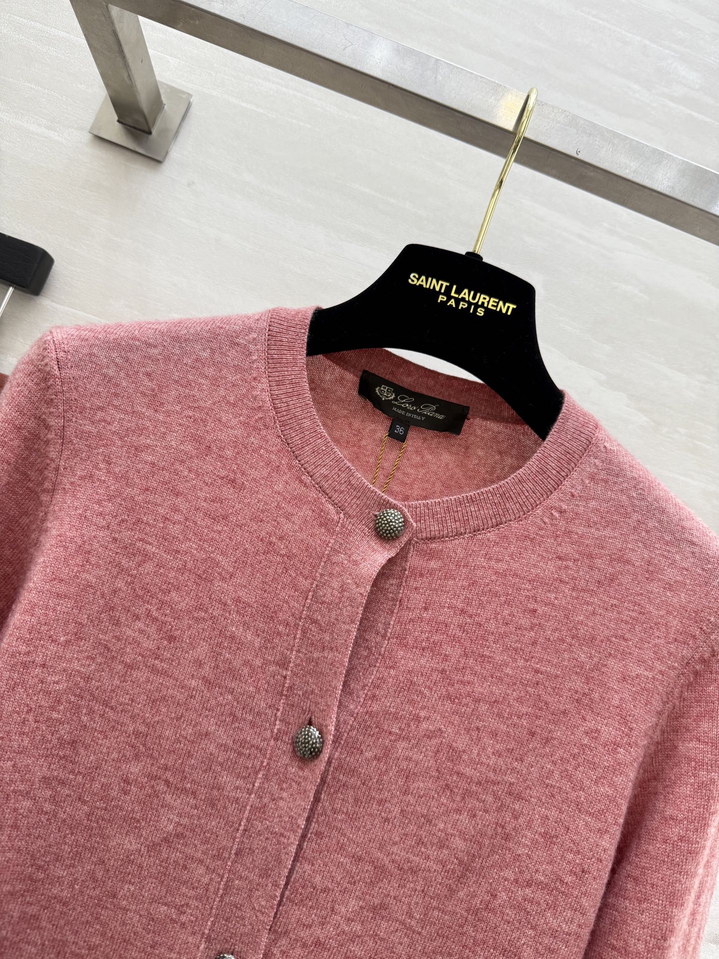 #Loro Pian♡²⁵秋冬新款 纯色罗纹翻领羊绒开衫 经典的老钱风穿搭设计 沿用的依旧是品牌的“Ba