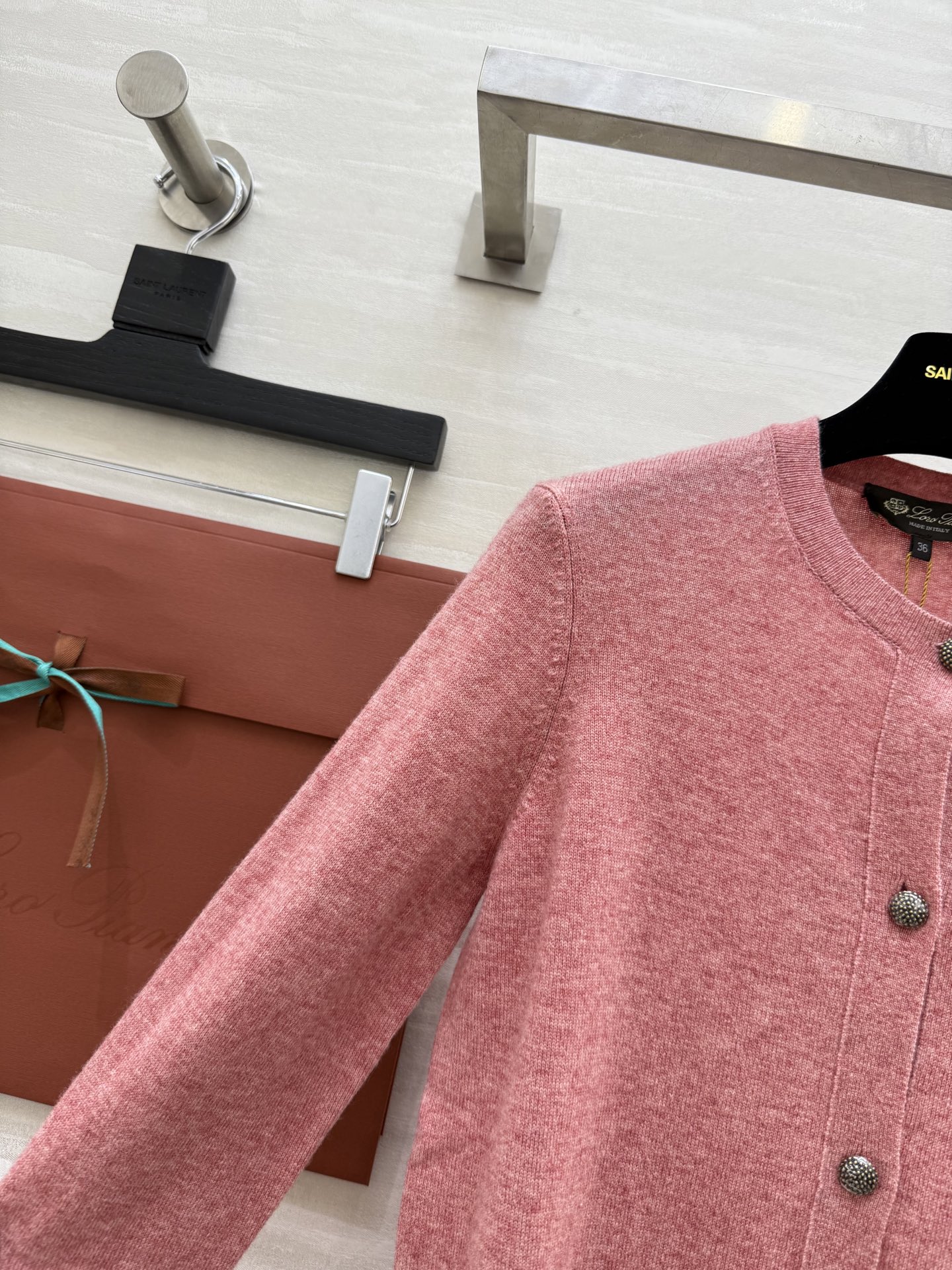 #Loro Pian♡²⁵秋冬新款 纯色罗纹翻领羊绒开衫 经典的老钱风穿搭设计 沿用的依旧是品牌的“Ba