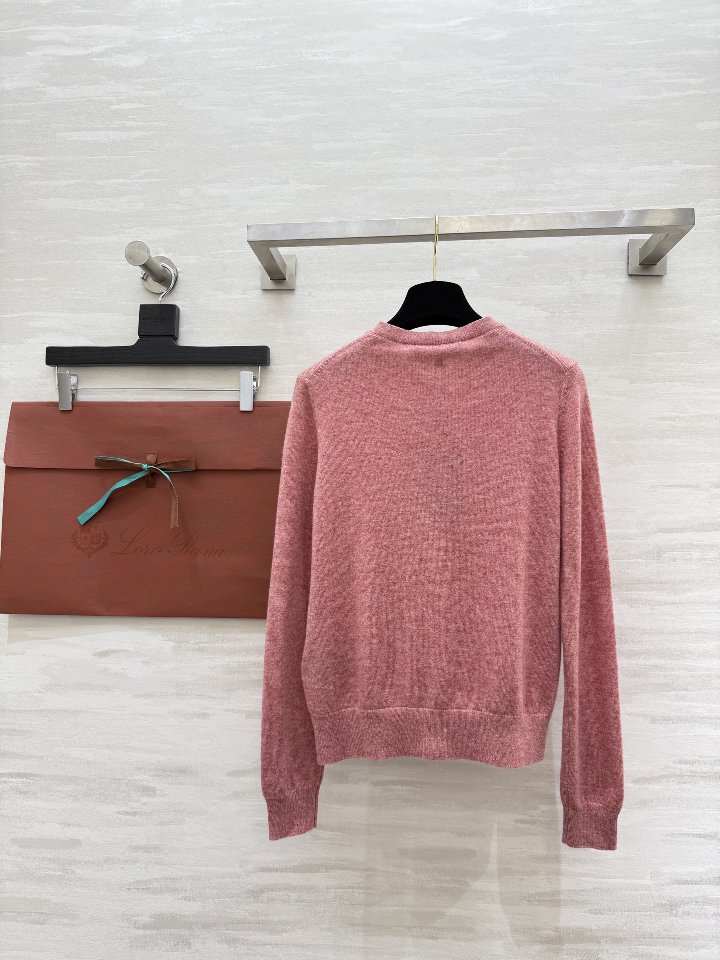 #Loro Pian♡²⁵秋冬新款 纯色罗纹翻领羊绒开衫 经典的老钱风穿搭设计 沿用的依旧是品牌的“Ba