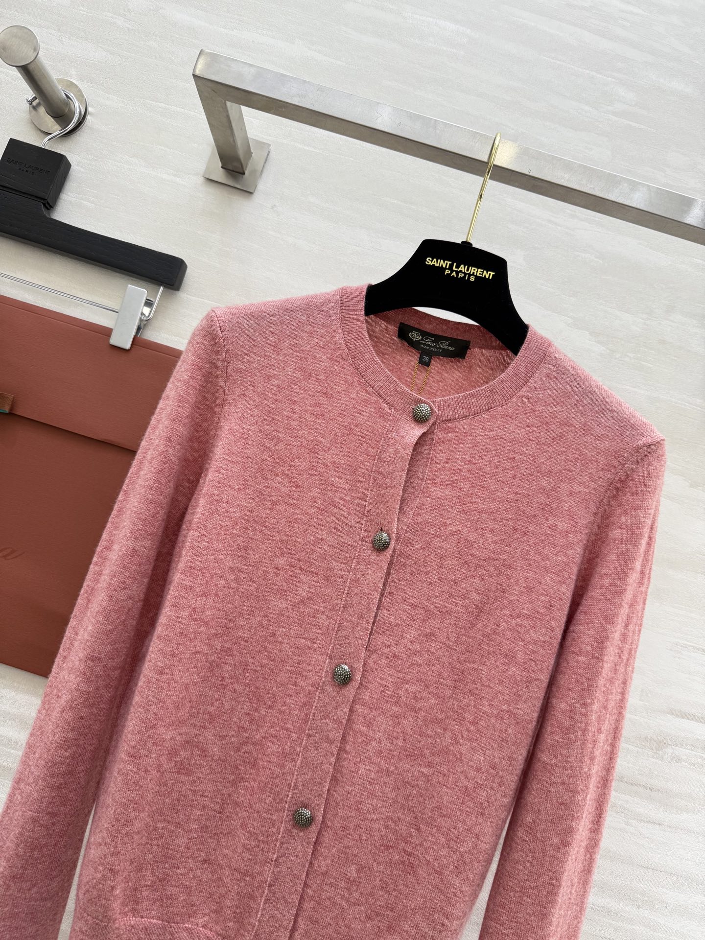 #Loro Pian♡²⁵秋冬新款 纯色罗纹翻领羊绒开衫 经典的老钱风穿搭设计 沿用的依旧是品牌的“Ba