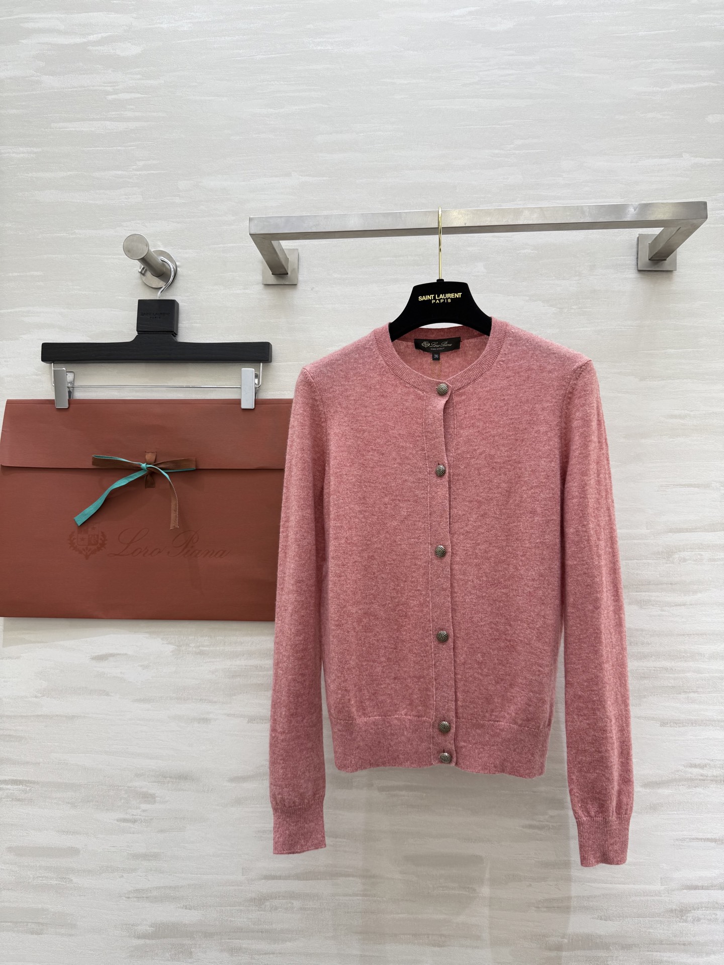 NO:507017,#Loro Pian autumn and winter new style solid color ribbed lapel cashmere cardigan classic old-fashioned outfit design still uses the brand's 'Baby cashmere'. The bottom fluff of goat cubs is soft and glutinous. The upper body is like being wrapped in clouds. The color is gentle. The upper body is versatile. Original development. Spot sizeS/M/L (,,loro piano,alexander wang.19860909#Loro Pian秋冬新款 纯色罗纹翻领羊绒开衫 经典的老钱风穿搭设计 沿用的依旧是品牌的“Baby cashmere” 山羊幼崽的底层绒毛 手感软糯 上身宛如被云朵包裹 颜色温柔 上身百搭 原版开发 现货来sizeS/M/L（,,loro piana,alexander wang,Women's clothing