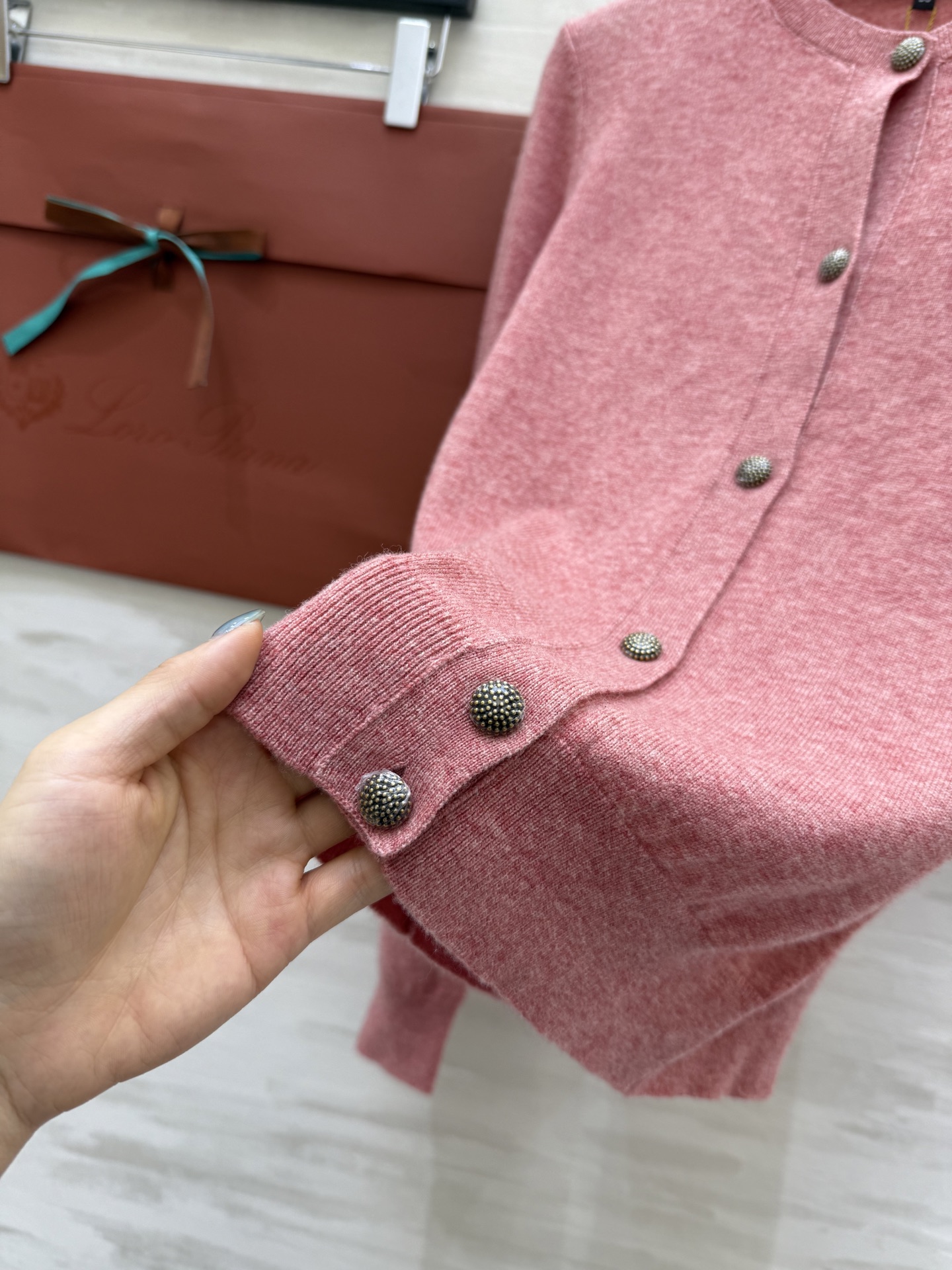 #Loro Pian♡²⁵秋冬新款 纯色罗纹翻领羊绒开衫 经典的老钱风穿搭设计 沿用的依旧是品牌的“Ba