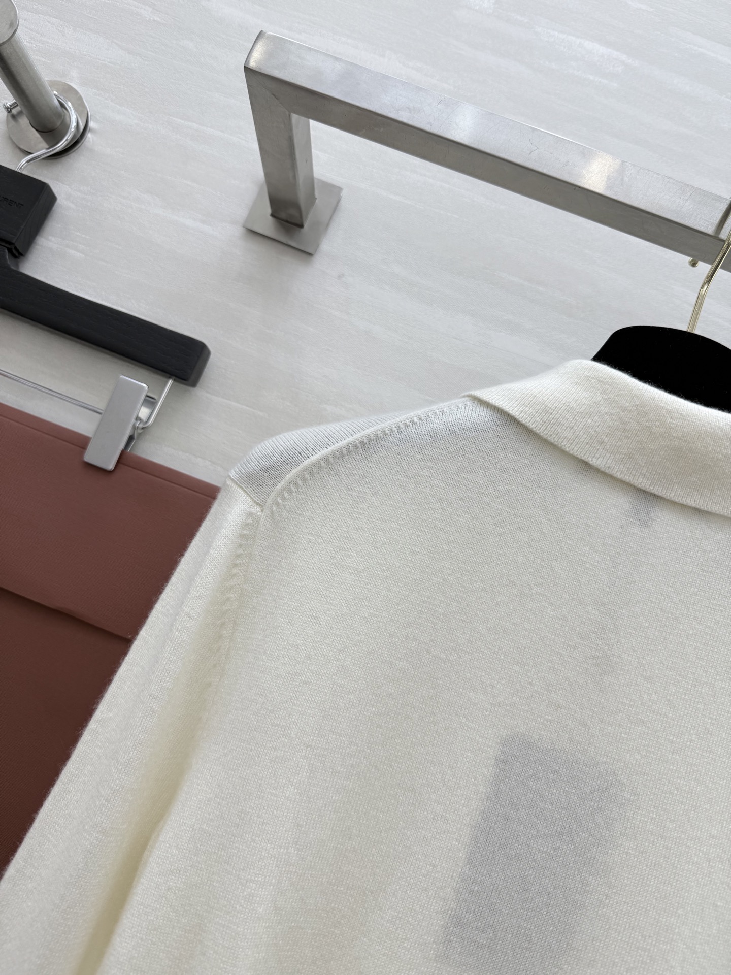 #Loro Piana | 翻领羊绒针织Classic Polo衫是力量与精致的巧妙结合，编织出一支美轮