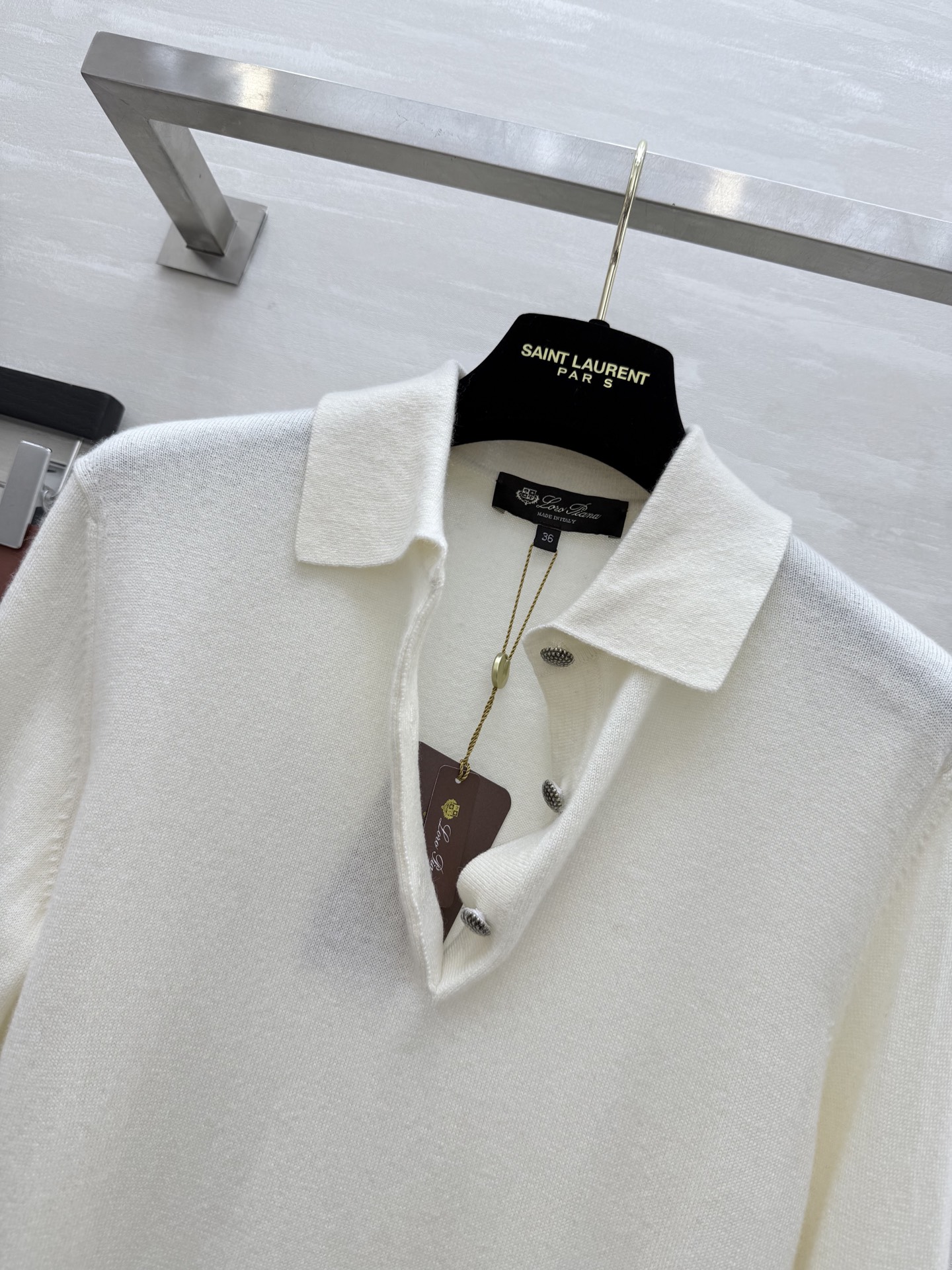 #Loro Piana | 翻领羊绒针织Classic Polo衫是力量与精致的巧妙结合，编织出一支美轮