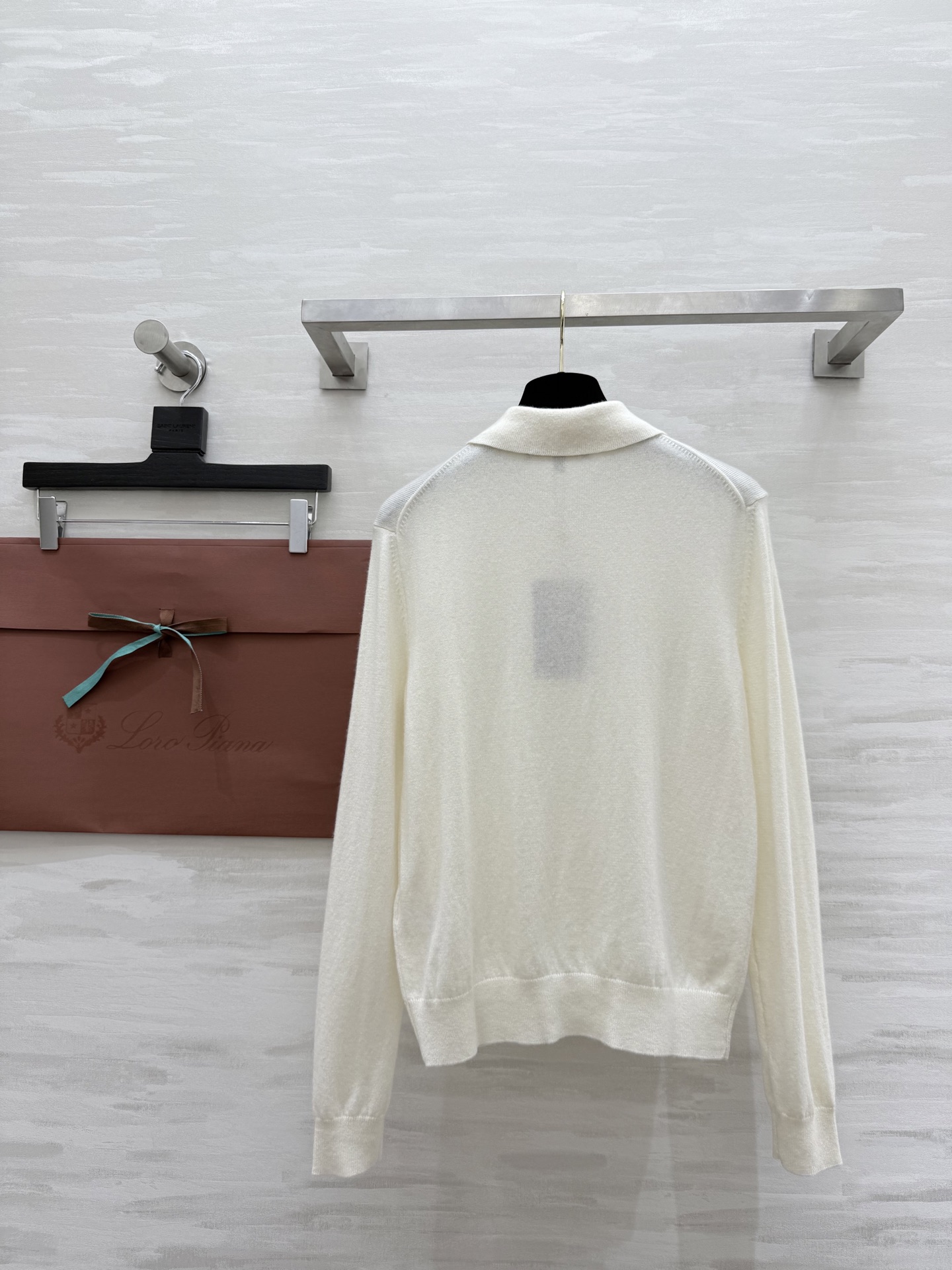 #Loro Piana | 翻领羊绒针织Classic Polo衫是力量与精致的巧妙结合，编织出一支美轮