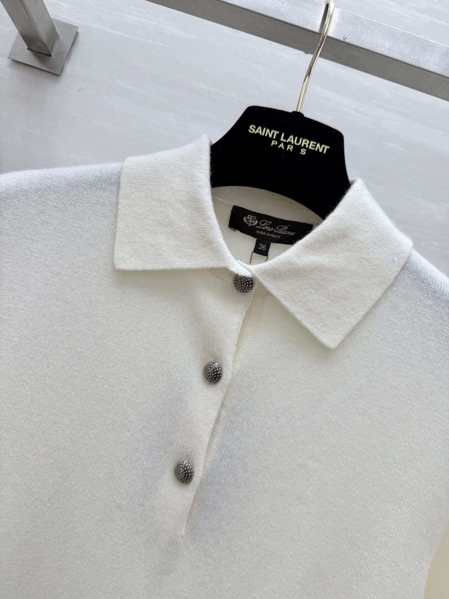 #Loro Piana | 翻领羊绒针织Classic Polo衫是力量与精致的巧妙结合，编织出一支美轮