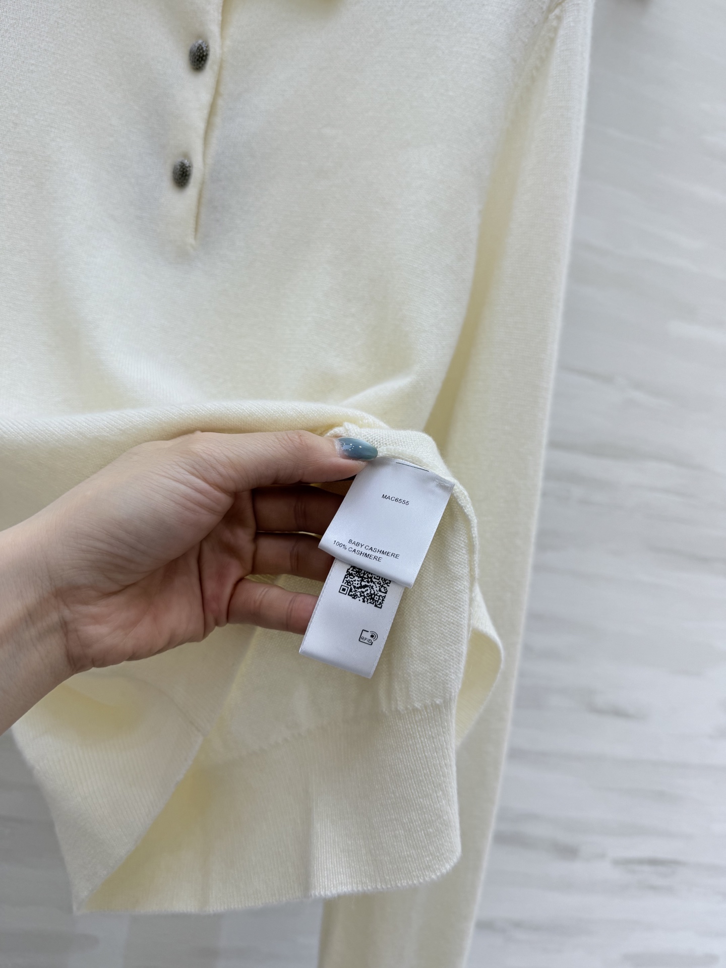 #Loro Piana | 翻领羊绒针织Classic Polo衫是力量与精致的巧妙结合，编织出一支美轮