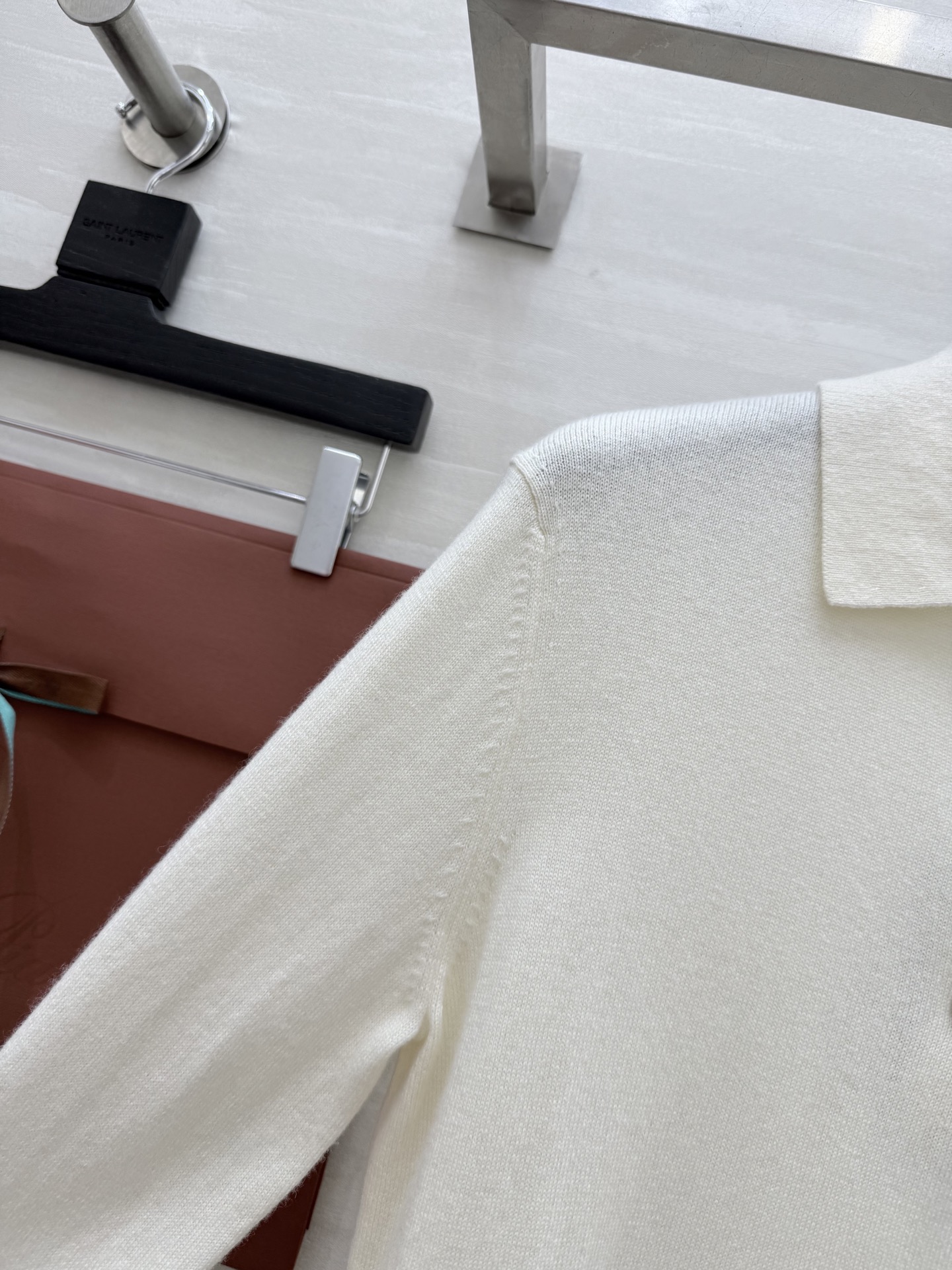 #Loro Piana | 翻领羊绒针织Classic Polo衫是力量与精致的巧妙结合，编织出一支美轮