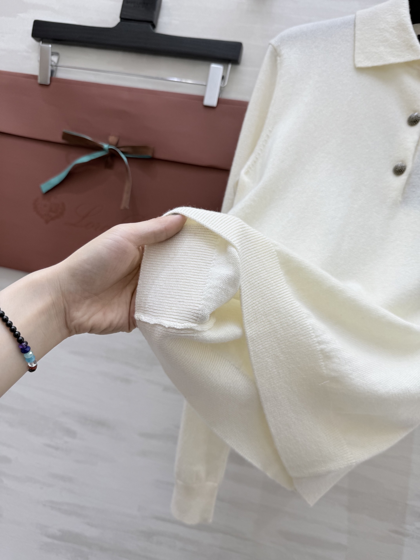 #Loro Piana | 翻领羊绒针织Classic Polo衫是力量与精致的巧妙结合，编织出一支美轮