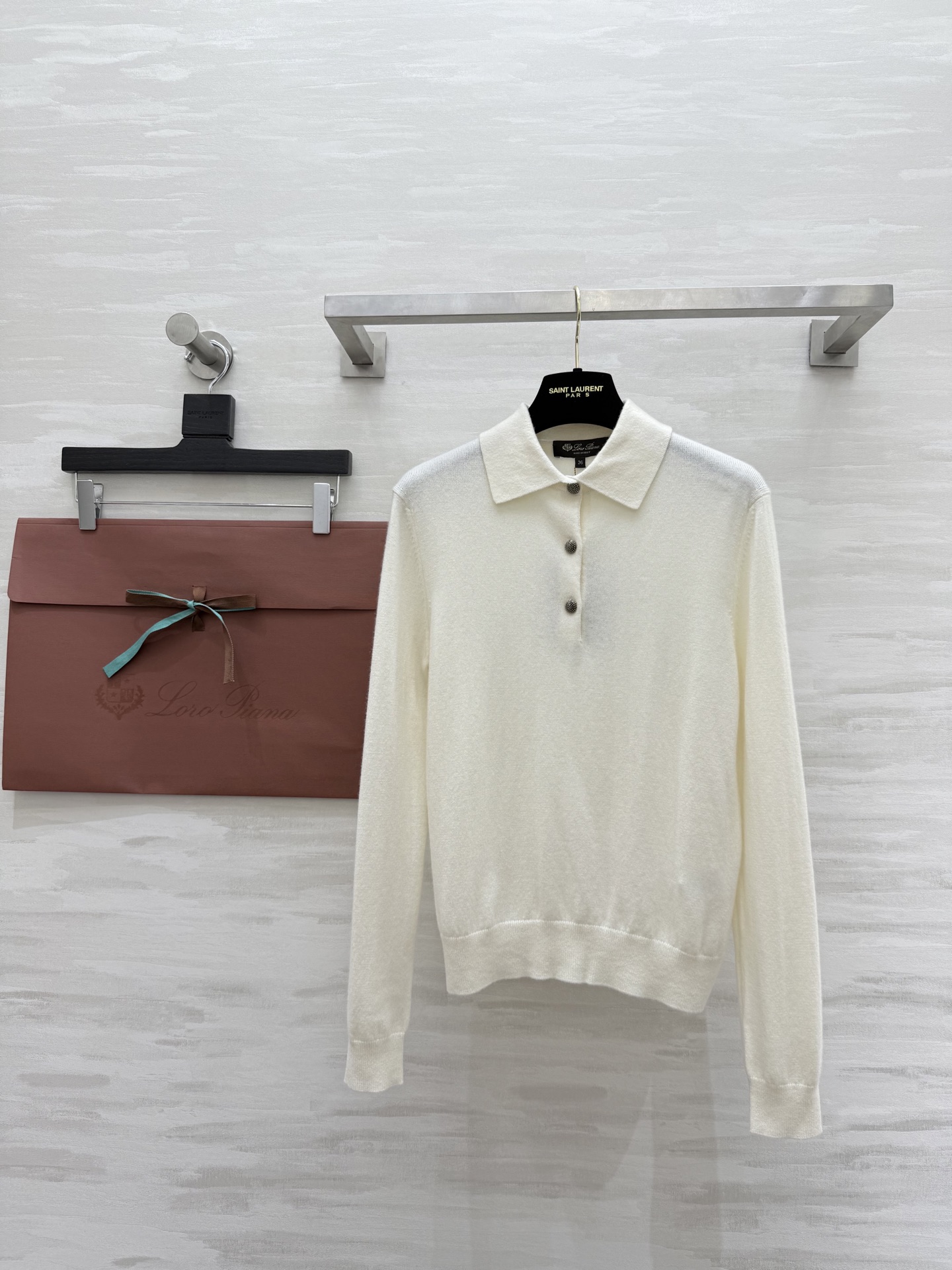 NO:507024,#Loro Piana | Lapel cashmere knit Classic Polo shirt is a clever combination of strength and exquisiteness to weave a beautiful 'dance' of 'dance'. Cashmere long-sleeved knitted interprets classic styles in a delicate and soft style, highlighting practical and elegant style. Metallic buttons are decorated with the iconic thistle pattern, which can be matched harmoniously with jackets and blazers. Original development High quality Spot sizeS/M/L,,loro pigeana, jackets & coats, jackets & coats, business suit, alexander wang19860909#Loro Piana | 翻领羊绒针织 Classic Polo衫是力量与精致的巧妙结合,编织出一支美轮美奂的“双人舞”.羊绒长袖针织以精致柔美风格演绎经典款式,彰显实用典雅风范.金属色纽扣饰有标志性蓟花图案,可与夹克和西装外套和谐搭配.原版开发 高品质 现货来sizeS/M/L,,loro piana,jackets & coats,jackets & coats,business suit,alexander wang,Women's clothing